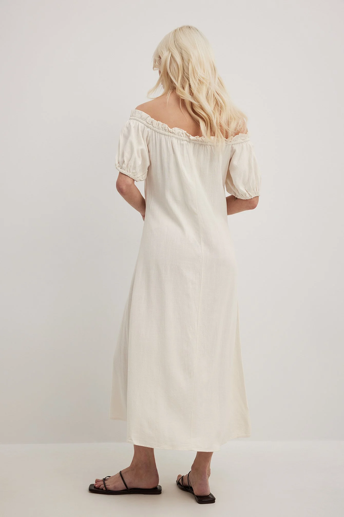 Fließendes, schulterfreies Midikleid