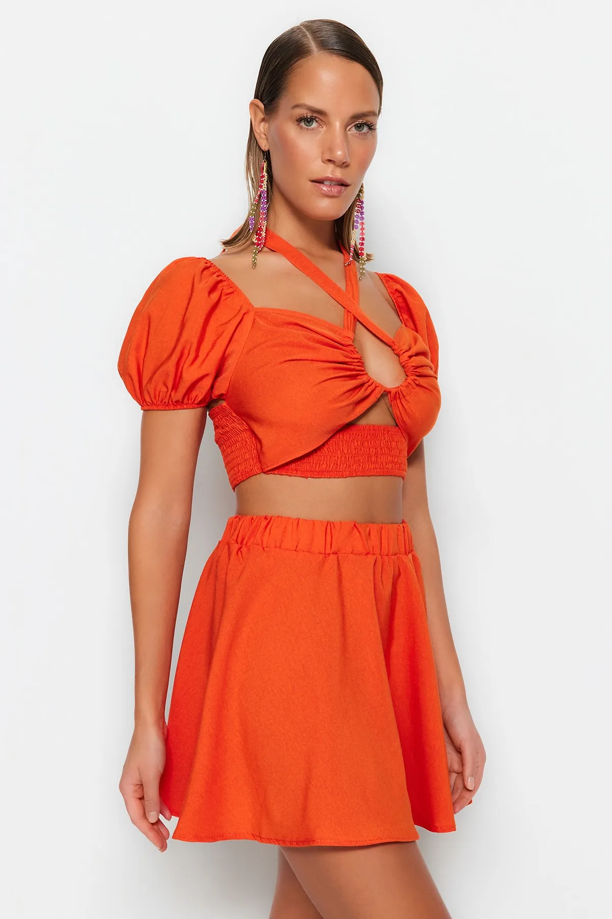 Trendyol Collection  Orangefarbenes, gewebtes Blusenrock-Set mit Cut-Outs und Fenstermuster TBESS23AU00180