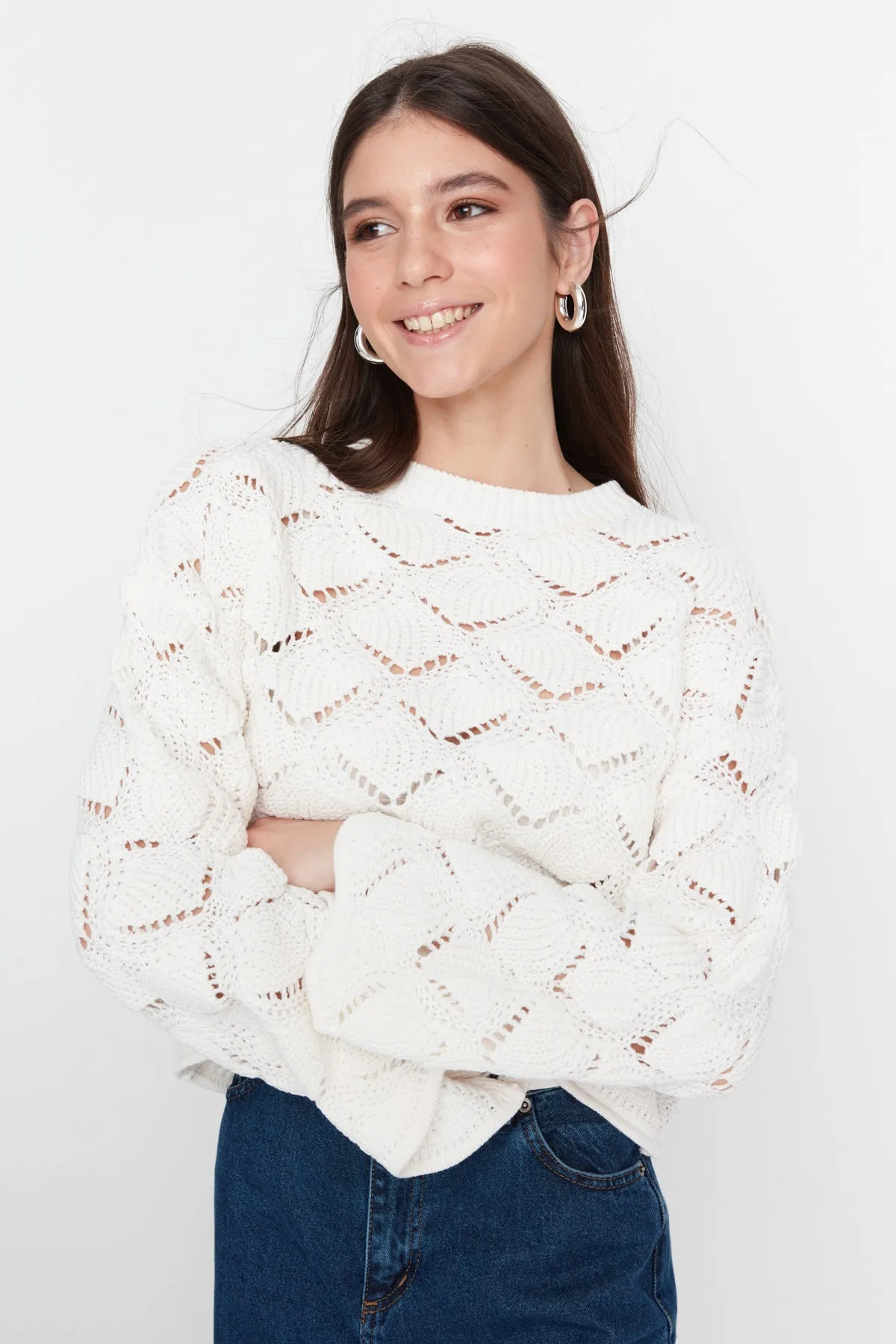 Trendyol Collection  Ecrufarbener, kurzer Strickpullover mit Lochmuster