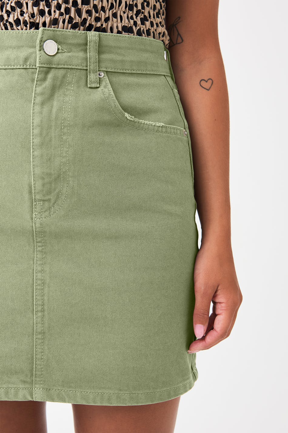 Hi-waist short denim skirt