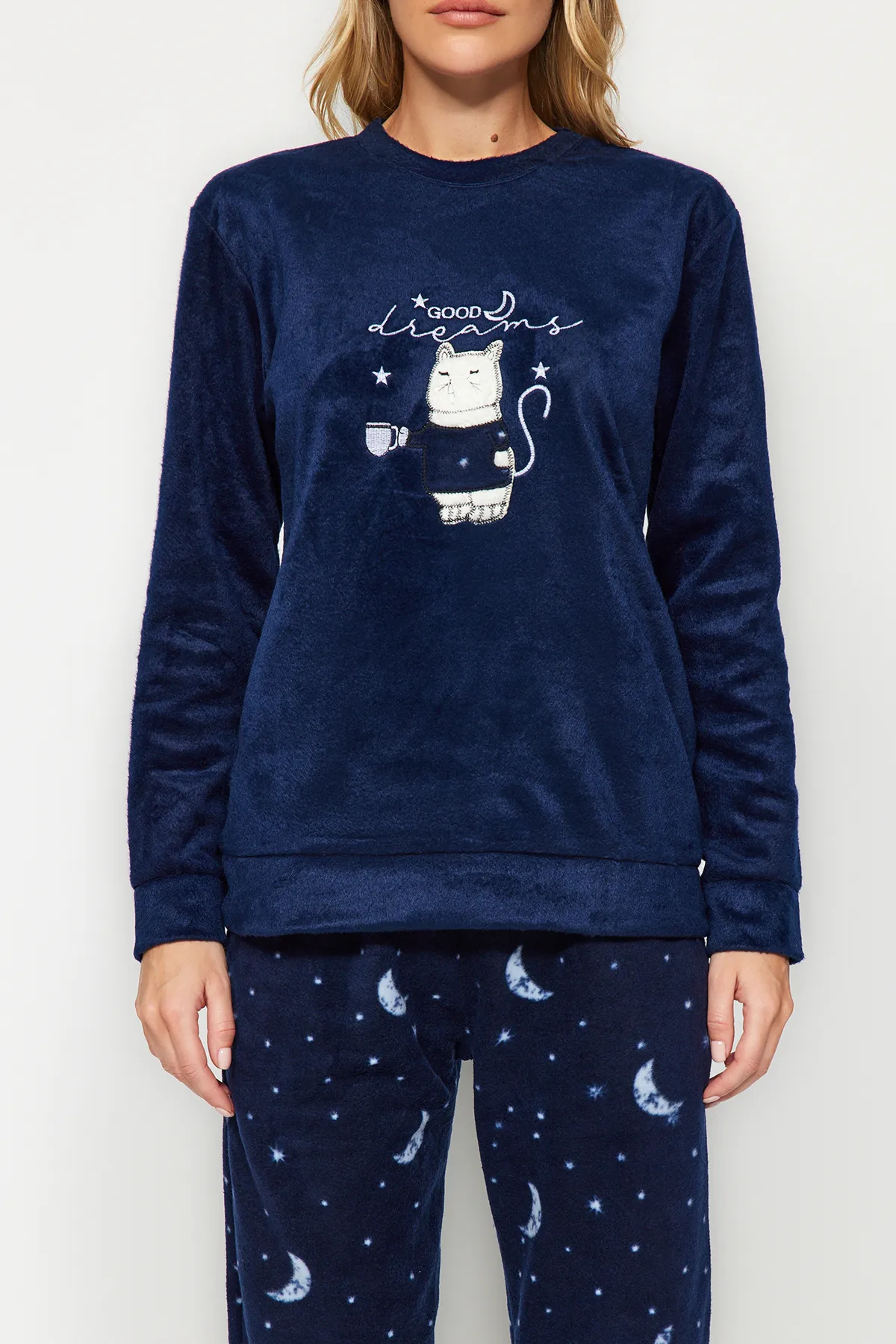 Trendyol Collection  Marineblaues Pyjama-Set aus T-Shirt und Hose aus Samt mit Katzen-Print THMAW24PT00169
