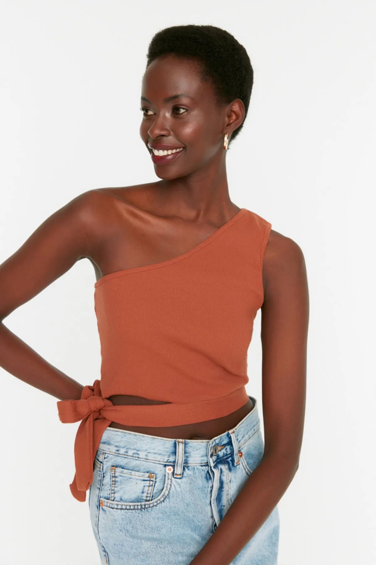 Trendyol Collection  Zimtfarbene, figurbetonte One-Shoulder-Bluse aus geripptem Strick mit Detail TWOSS22BZ1558