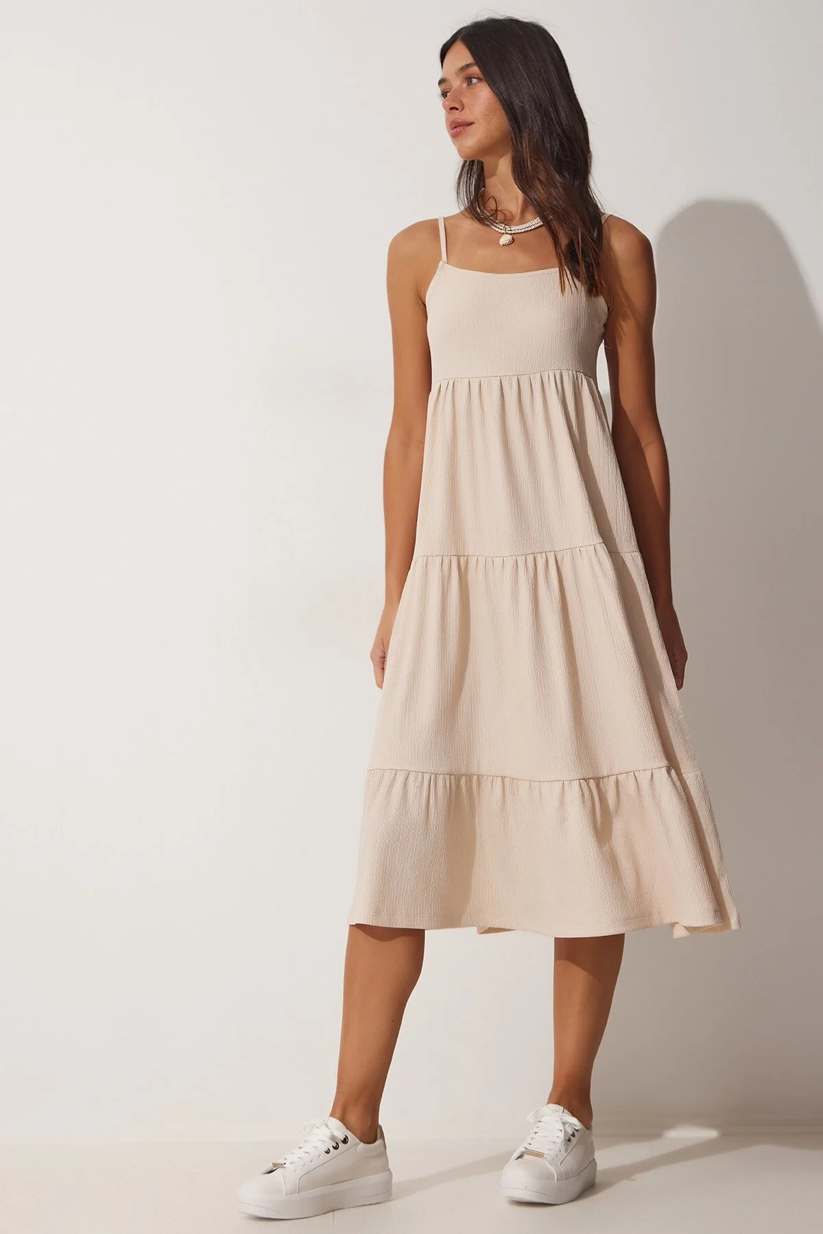 Happiness İstanbul  Cremefarbenes Damen-Sommerstrickkleid mit Volants und Trägern UB00077