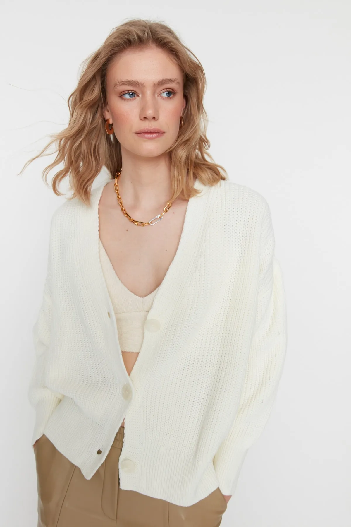 Trendyol Collection  Ecrufarbene Strickjacke mit V-Ausschnitt und weiter Passform TWOAW20HI0215