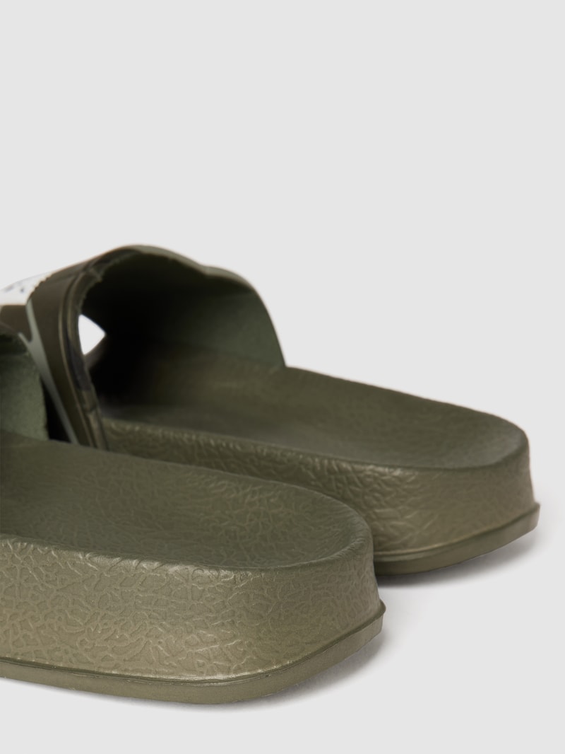 Slides mit Camouflage-Muster in khaki