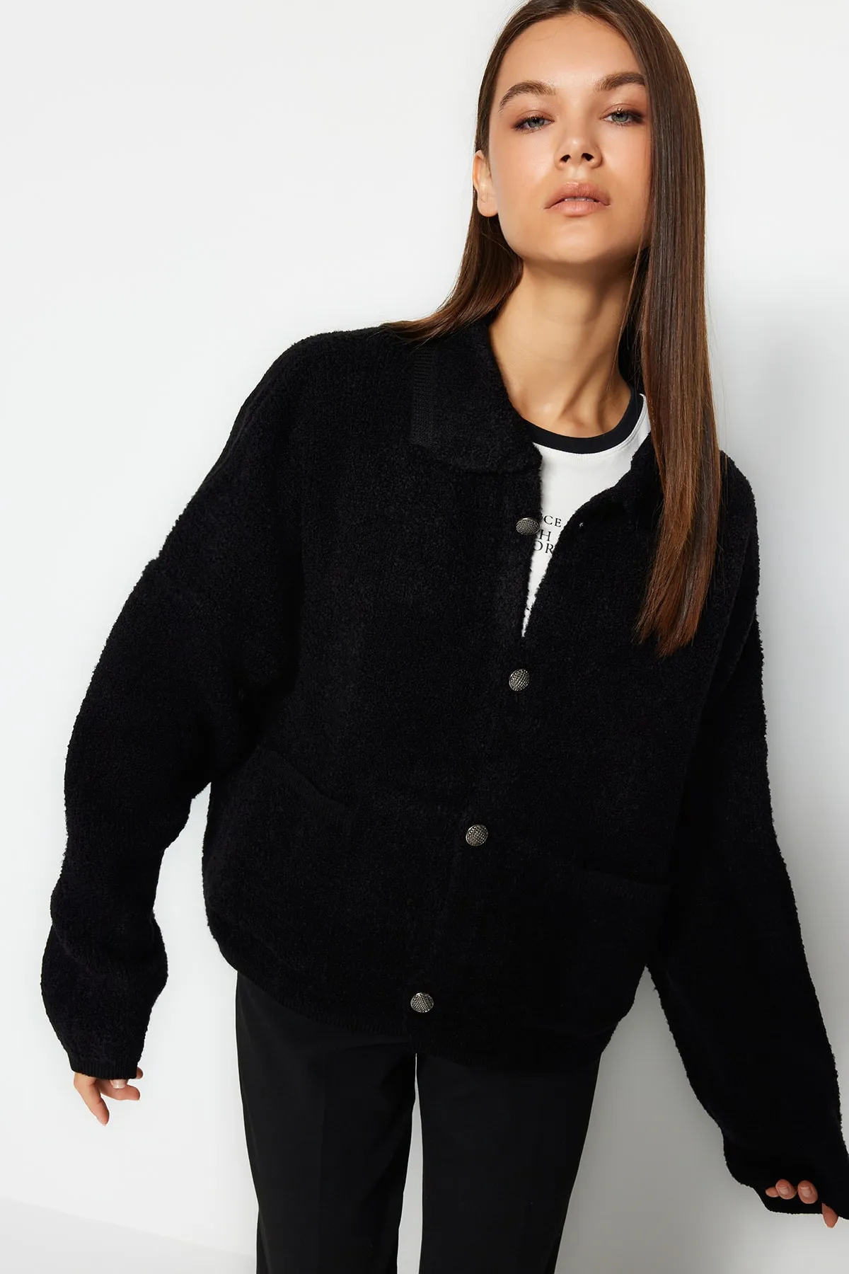 Trendyol Collection  Schwarzer, weit geschnittener Bouclé-Strick-Cardigan TWOAW24HI00177
