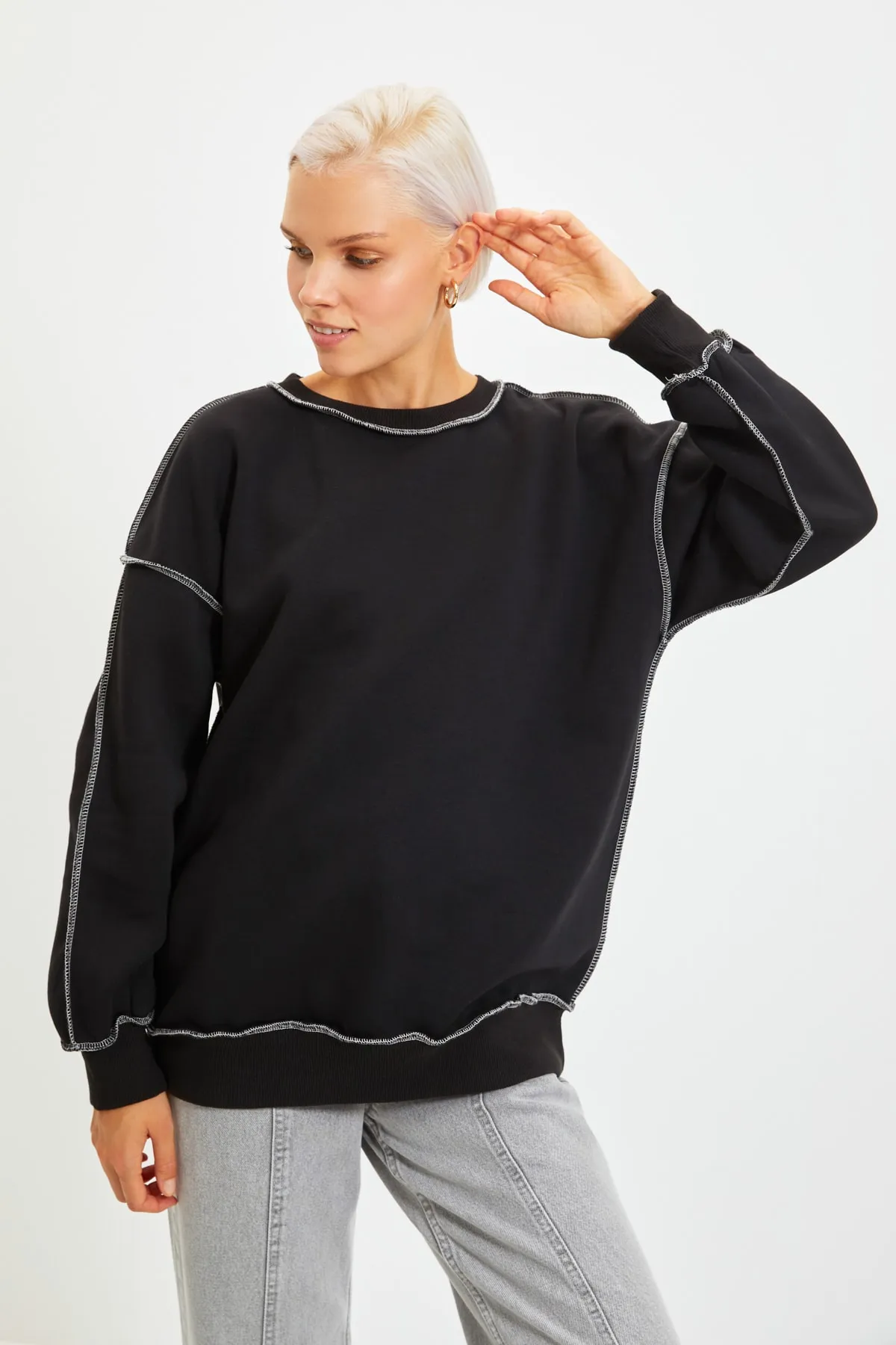 Trendyol Collection  Schwarzes Regular/Normal Fit Baumwoll-Sweatshirt mit dickem Fleece-Innenfutter TWOAW22SW0267
