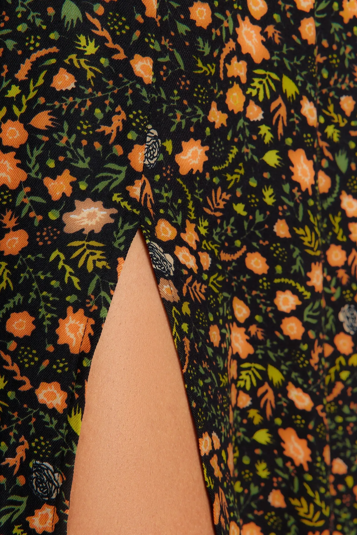 Trendyol Collection  Mehrfarbiges, gemustertes Webkleid mit Schlitz TWOAW23EL00325