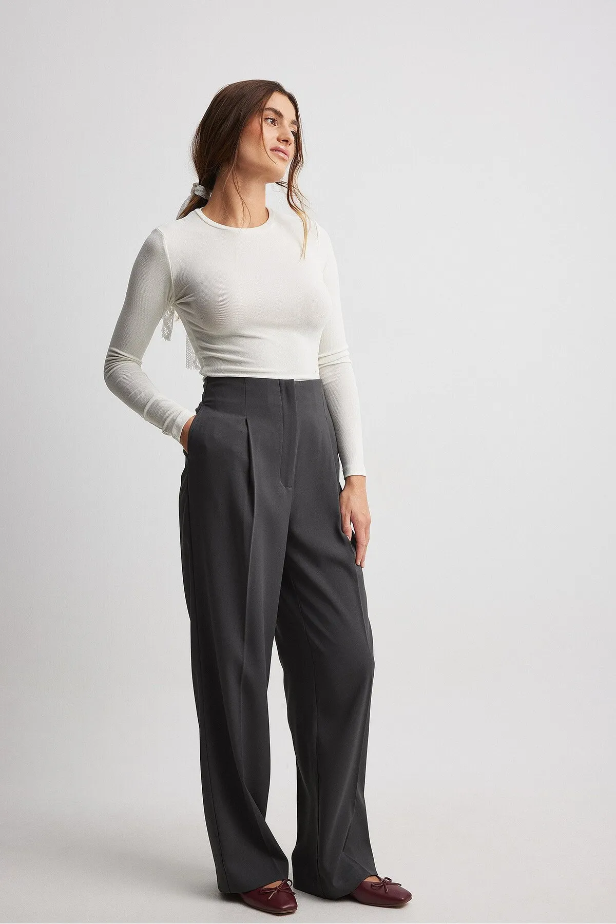 NA-KD  Weite Anzughose mit hoher Taille und ohne Taillenband