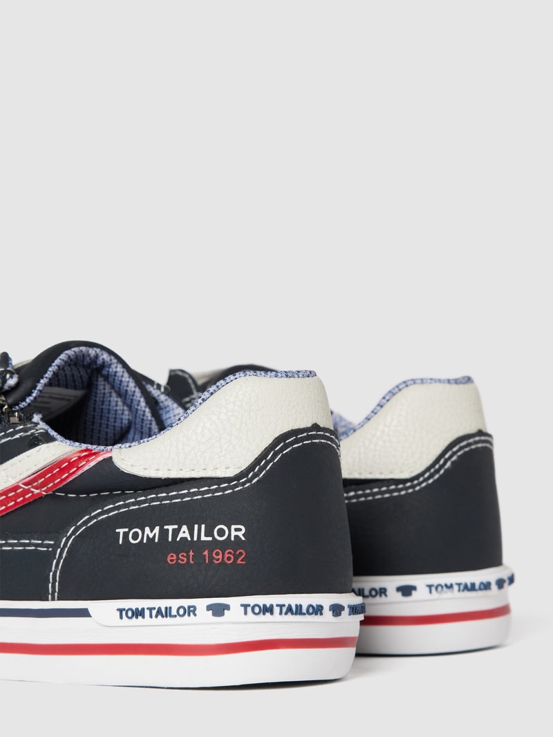 Sneaker mit Label-Details in marineblau