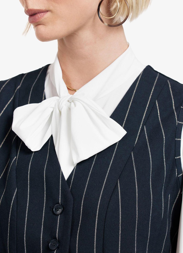 Vestă maro de la studioul Anneloes cu dungi modelate.