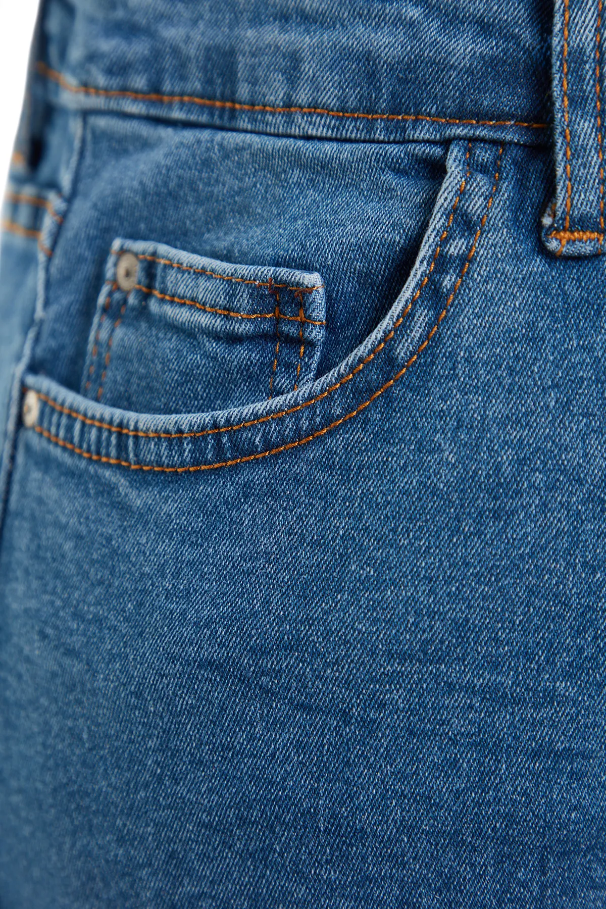 Trendyol Curve  Blauer Jeansrock in Blockfarben TBBAW24AZ00025