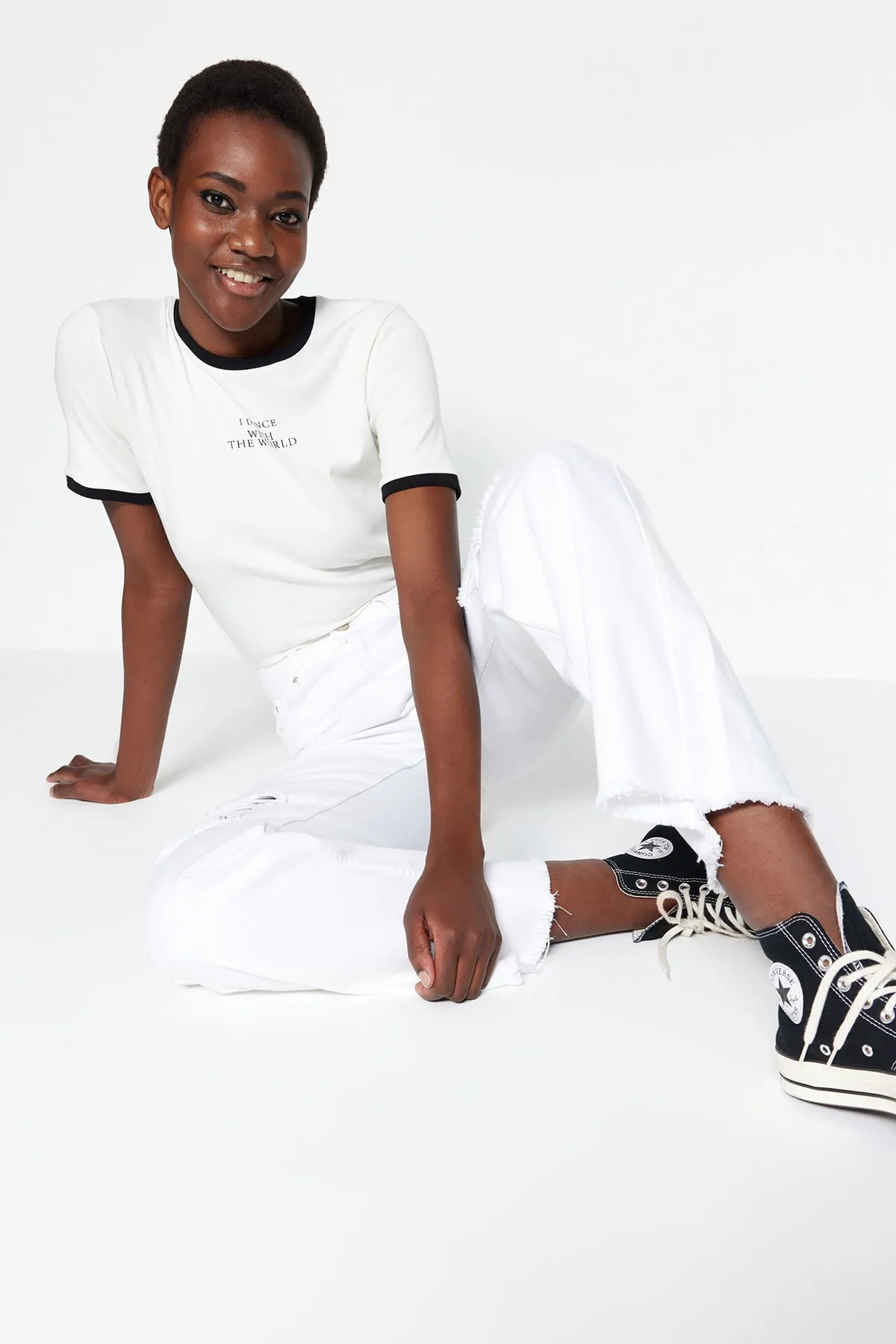 Trendyol Collection  Weiße zerrissene Jeans mit hoher Taille und weitem Bein TWOAW21JE0539