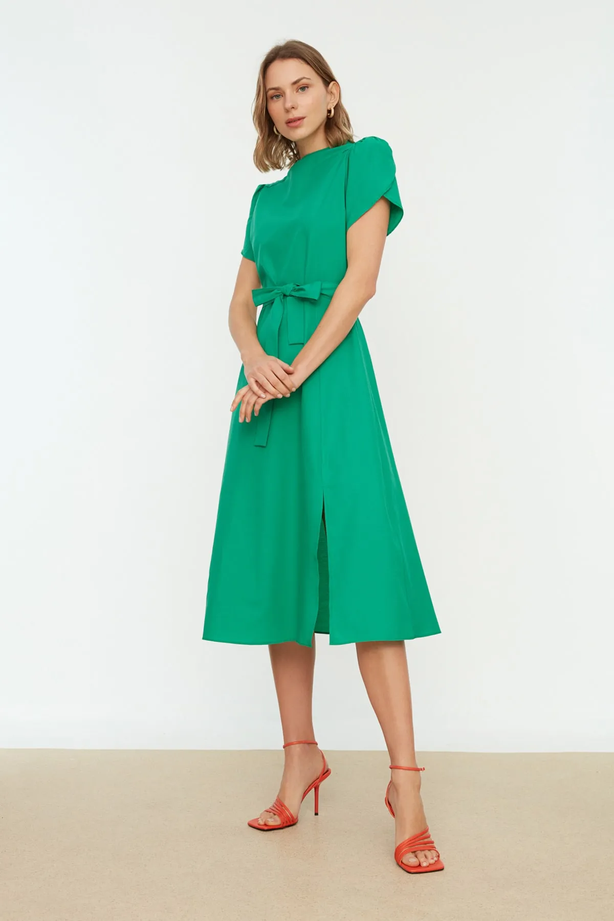 Trendyol Collection  Grünes Midi-Webkleid mit Gürtel und Öffnung an den Ärmeln TWOSS22EL0115