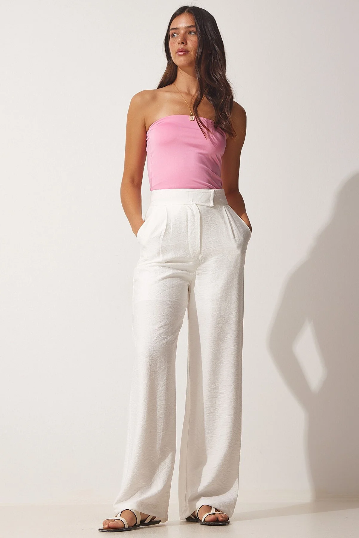 Happiness İstanbul  Weiße, lockere Leinenhose für Damen mit Klettverschluss BV00074