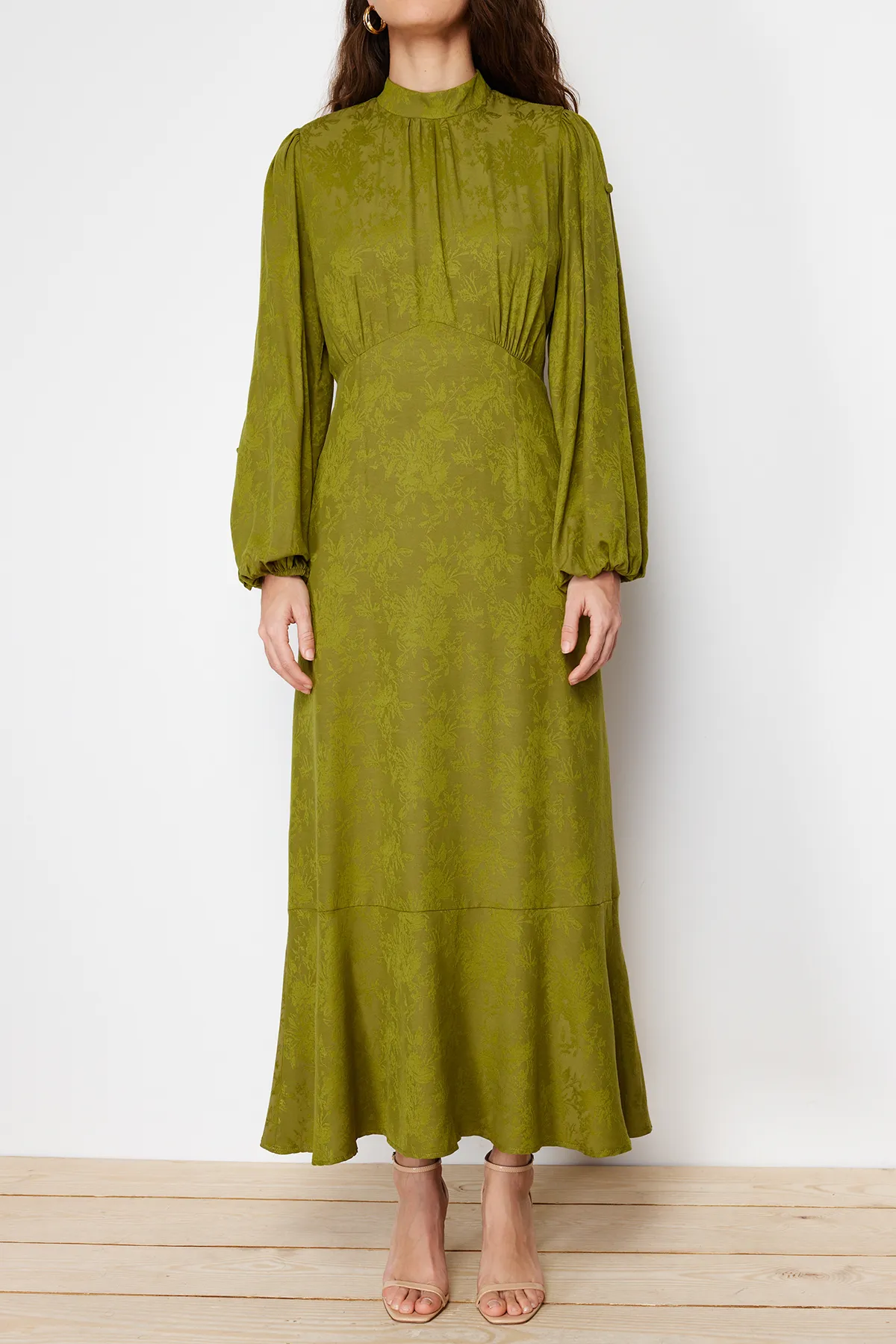 Trendyol Modest  Khakifarbenes Jacquard-Kleid mit Blumenmuster TCTSS24EB00064