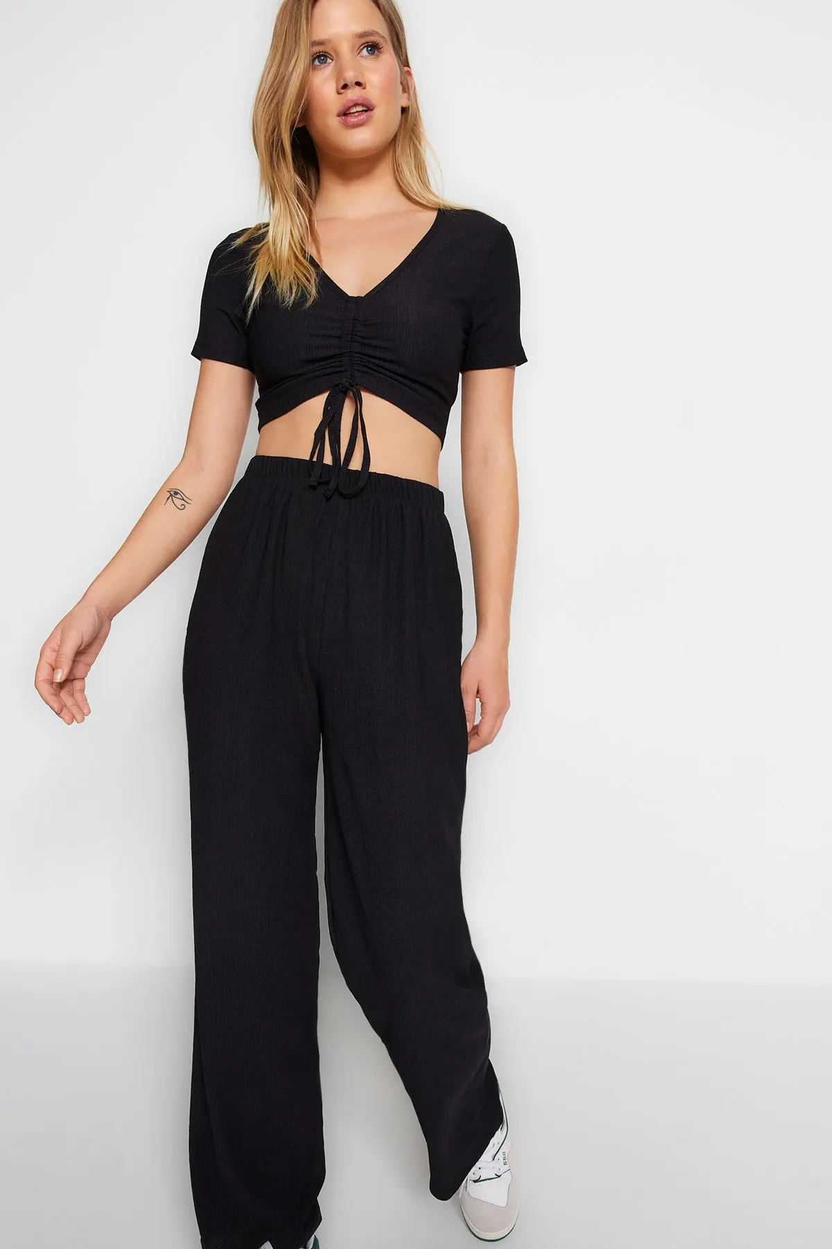 Trendyol Collection  Schwarzes, gestricktes Pyjama-Set mit Unterhemd und Hose mit Kordelzug und detailliertem Kordelzug THMSS23AU00032
