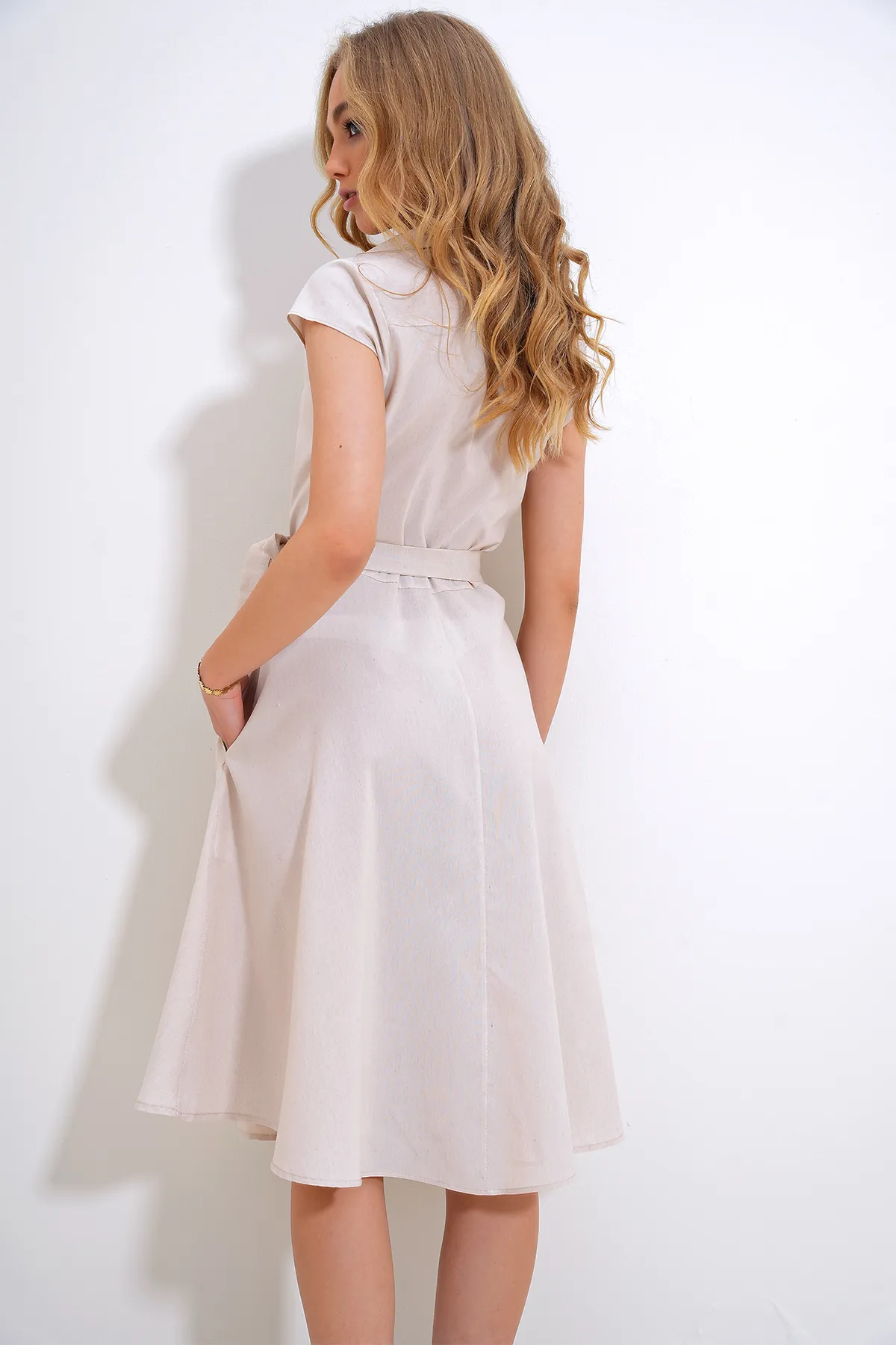 Trend Alaçatı Stili  Beigefarbenes ärmelloses Hemdkleid aus Leinengewebe für Damen ALC-X6056