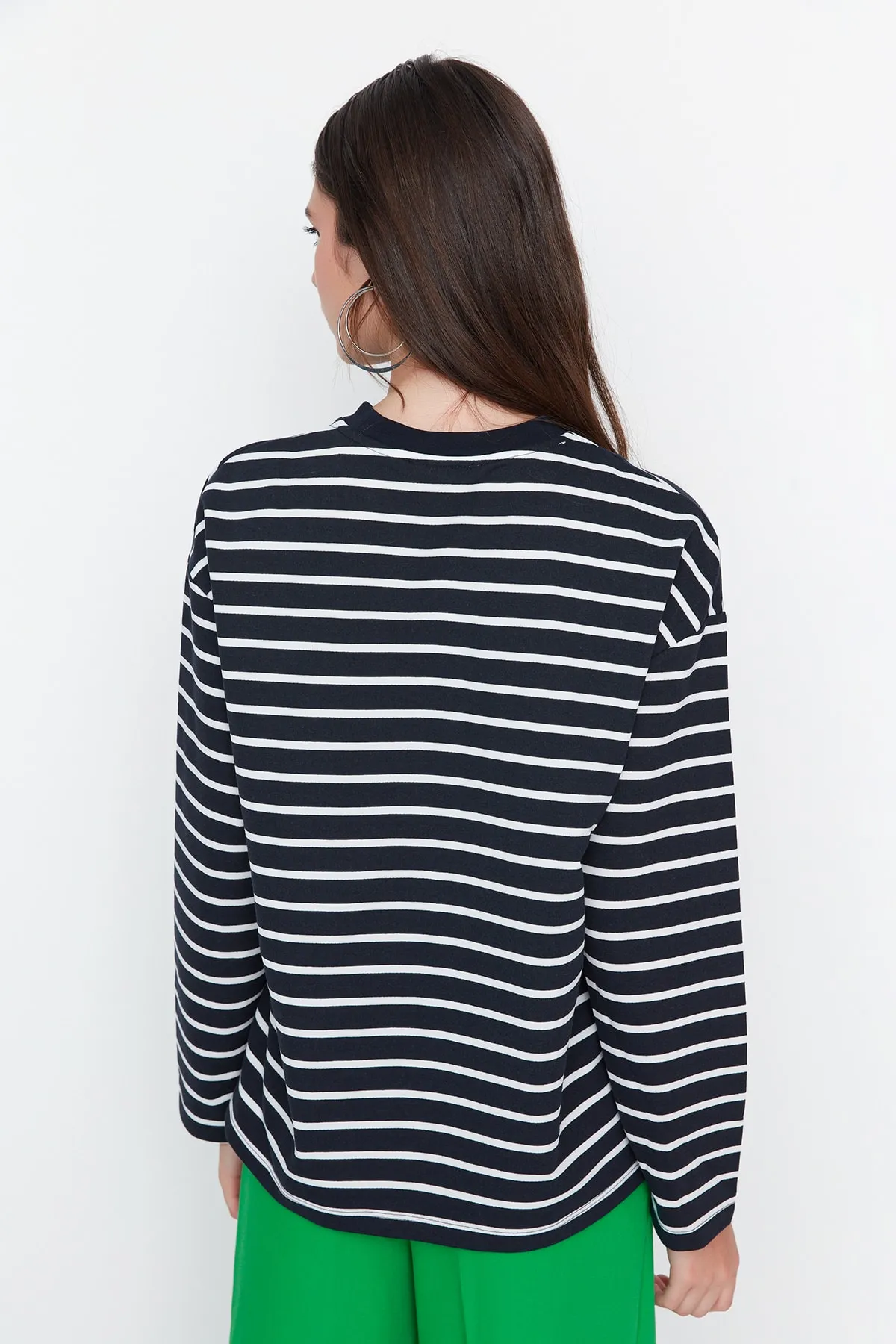 Trendyol Collection  Marineblau gestreiftes Oversize/Weit geschnittenes Rundhals-Sweatshirt aus dünnem Strick TWOAW23SW00326