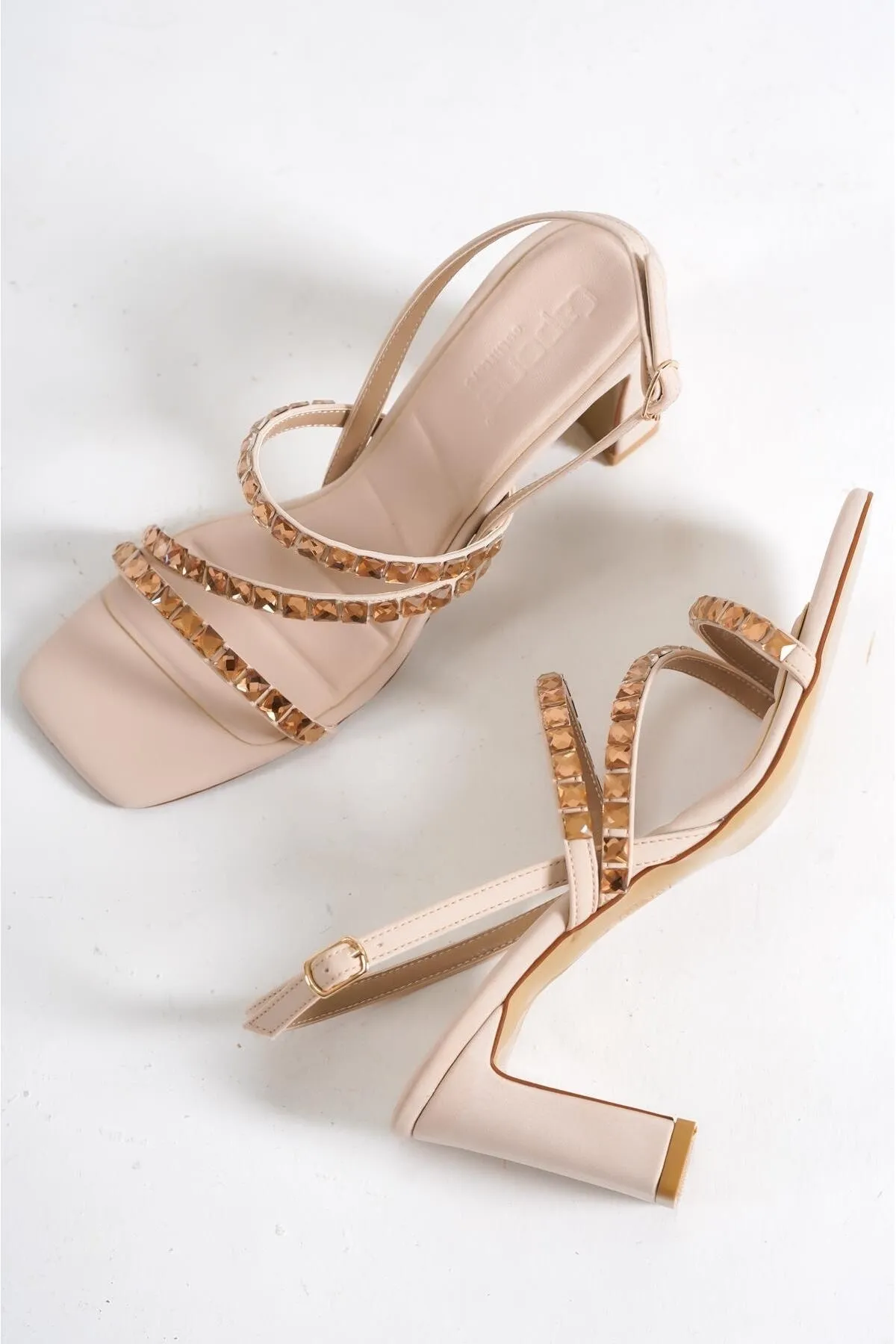 Capone Outfitters  Capone Blunt Toe Stone Three Stripes Damensandalen mit mittelhohem Absatz in mattem Satinbeige
