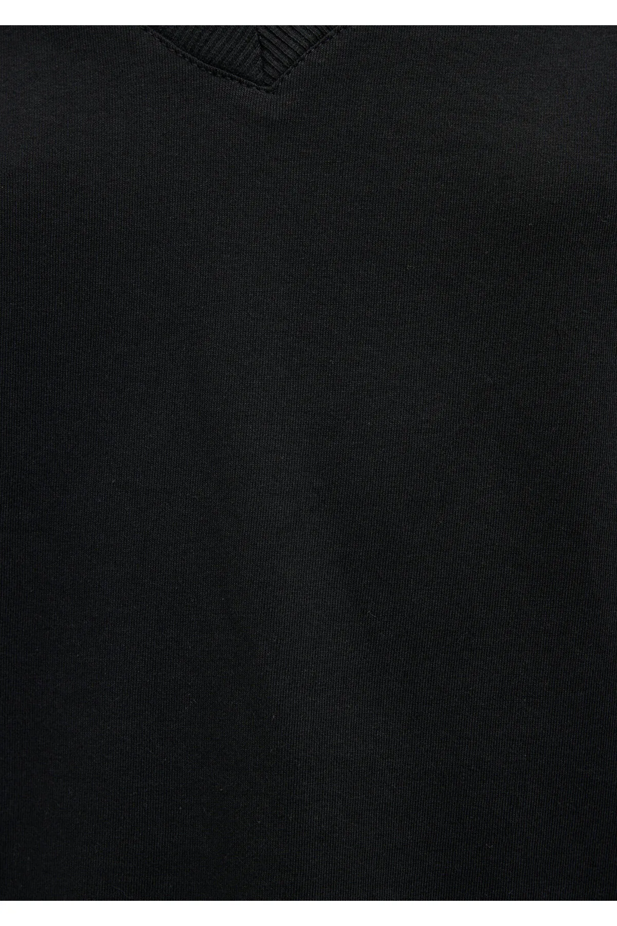 Mavi  Schwarzes Basic-T-Shirt mit V-Ausschnitt, reguläre Passform / normaler Schnitt 166248-900