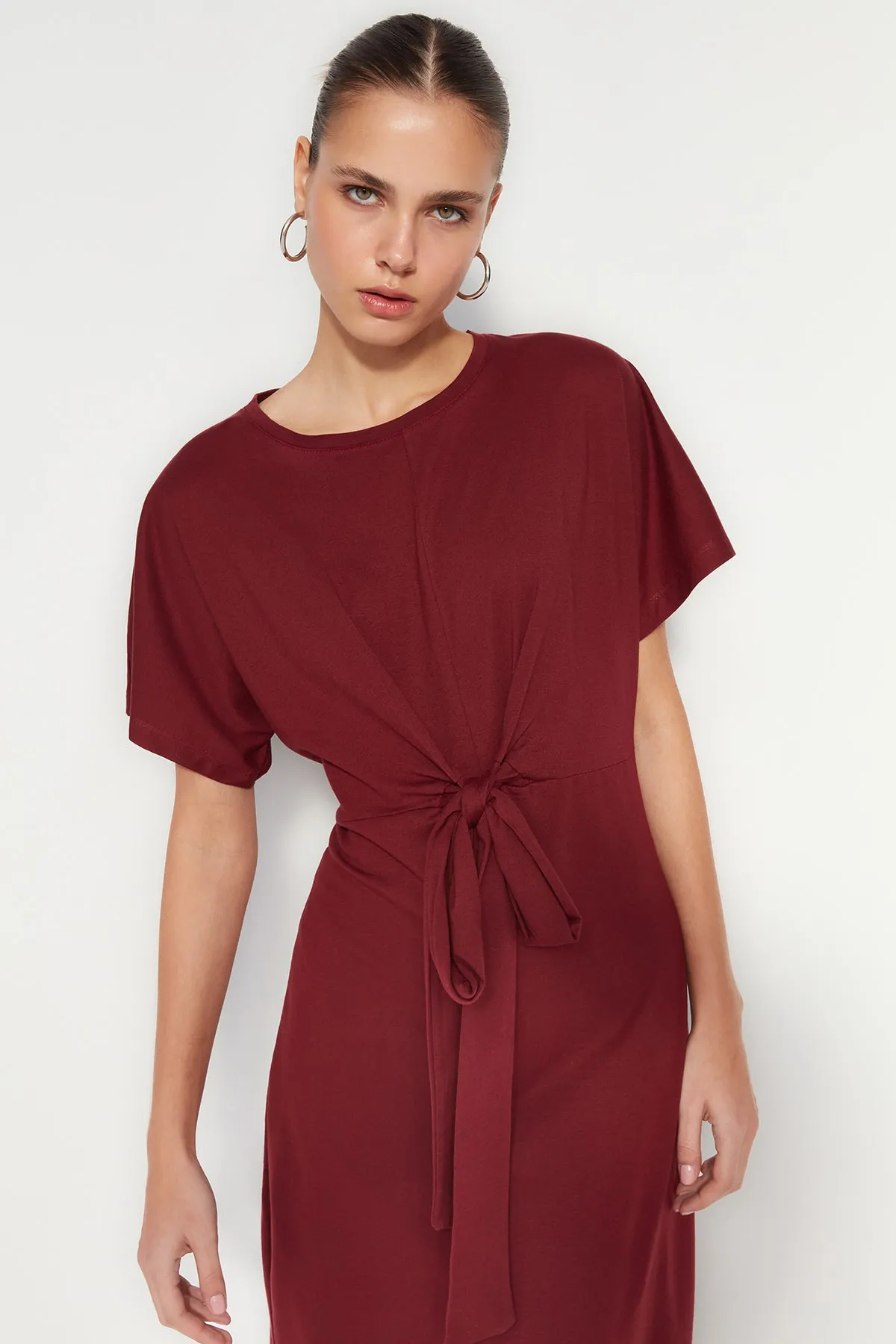 Trendyol Collection  Burgunderrotes, tailliertes Midi-Bleistiftkleid aus 100 % Baumwolle mit Schlitz und Bindedetail TWOSS21EL0404