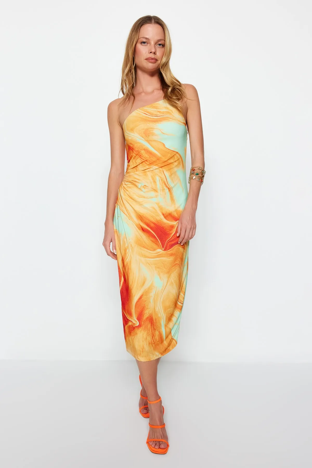 Trendyol Collection  Orange bedrucktes tailliertes Midi-Bleistiftkleid mit One-Shoulder-Träger und elastischem Strick TWOSS23EL01577