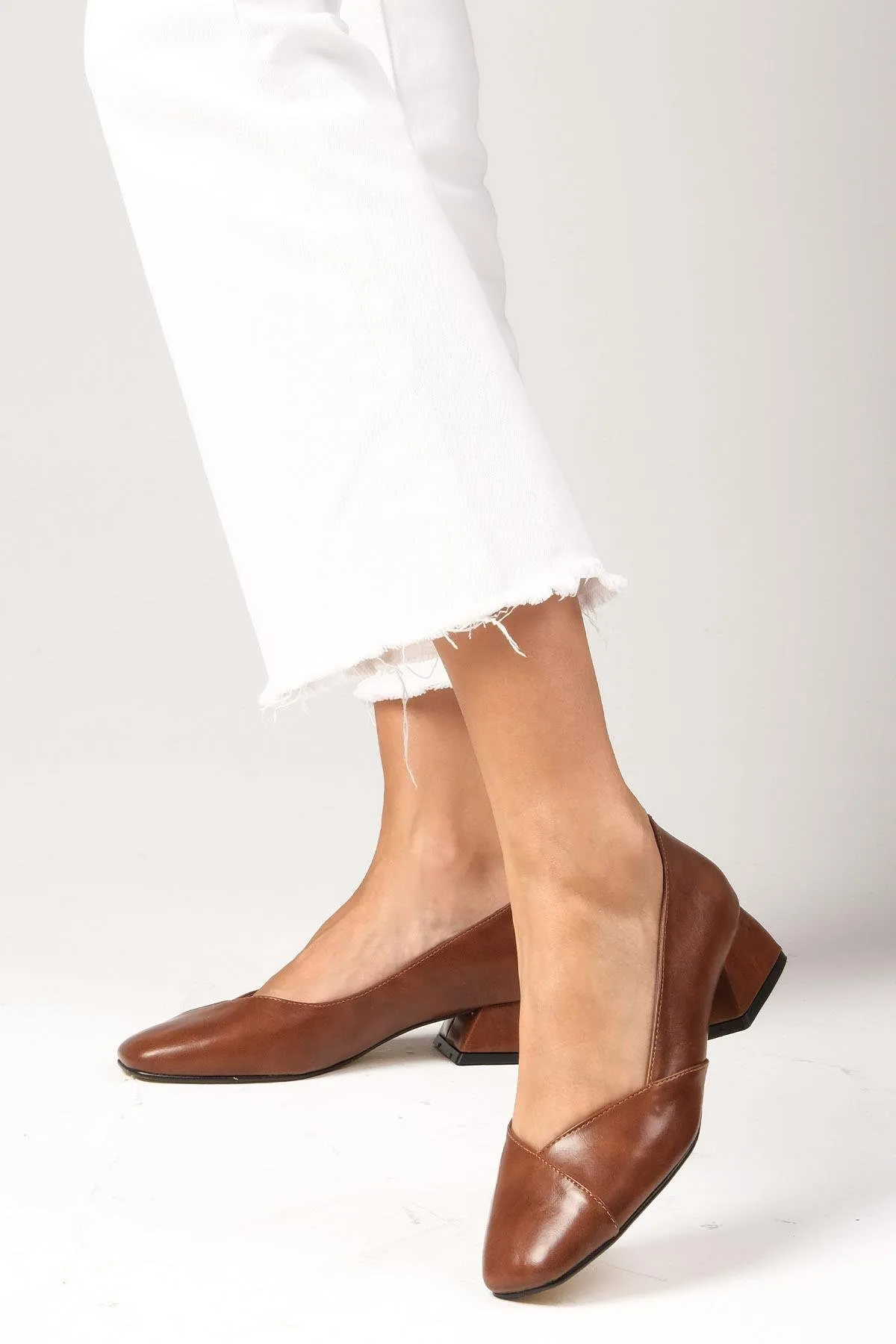 Mio Gusto  Addison Brown Color Blunt Toe Damenschuhe mit kurzem Absatz