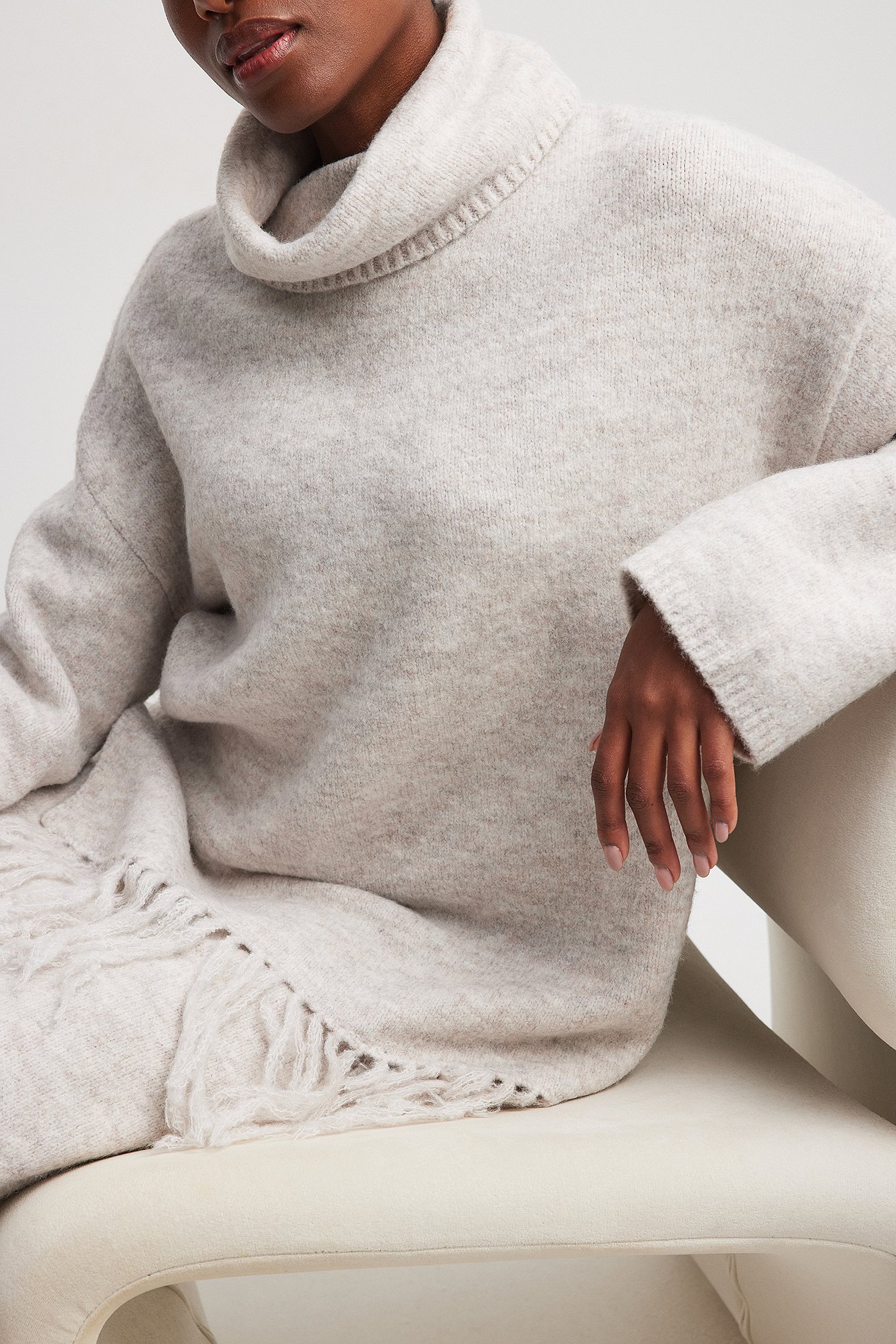 Rollkragenpullover aus Strick mit Fransen
