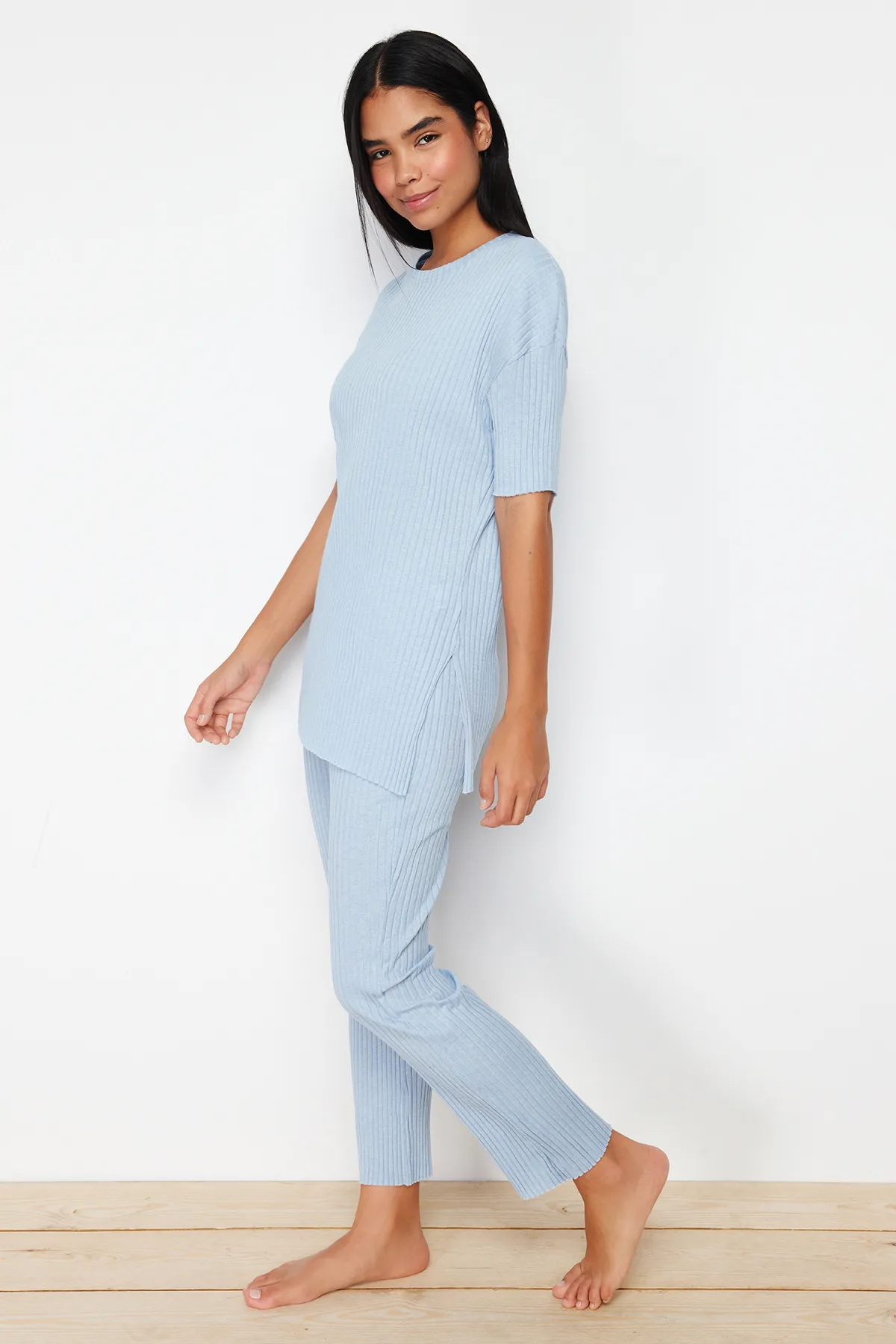 Trendyol Collection  Blaues, gestricktes Pyjama-Set aus schnurgebundener Baumwolle mit Schlitz und detailliertem Muster THMSS24PT00178