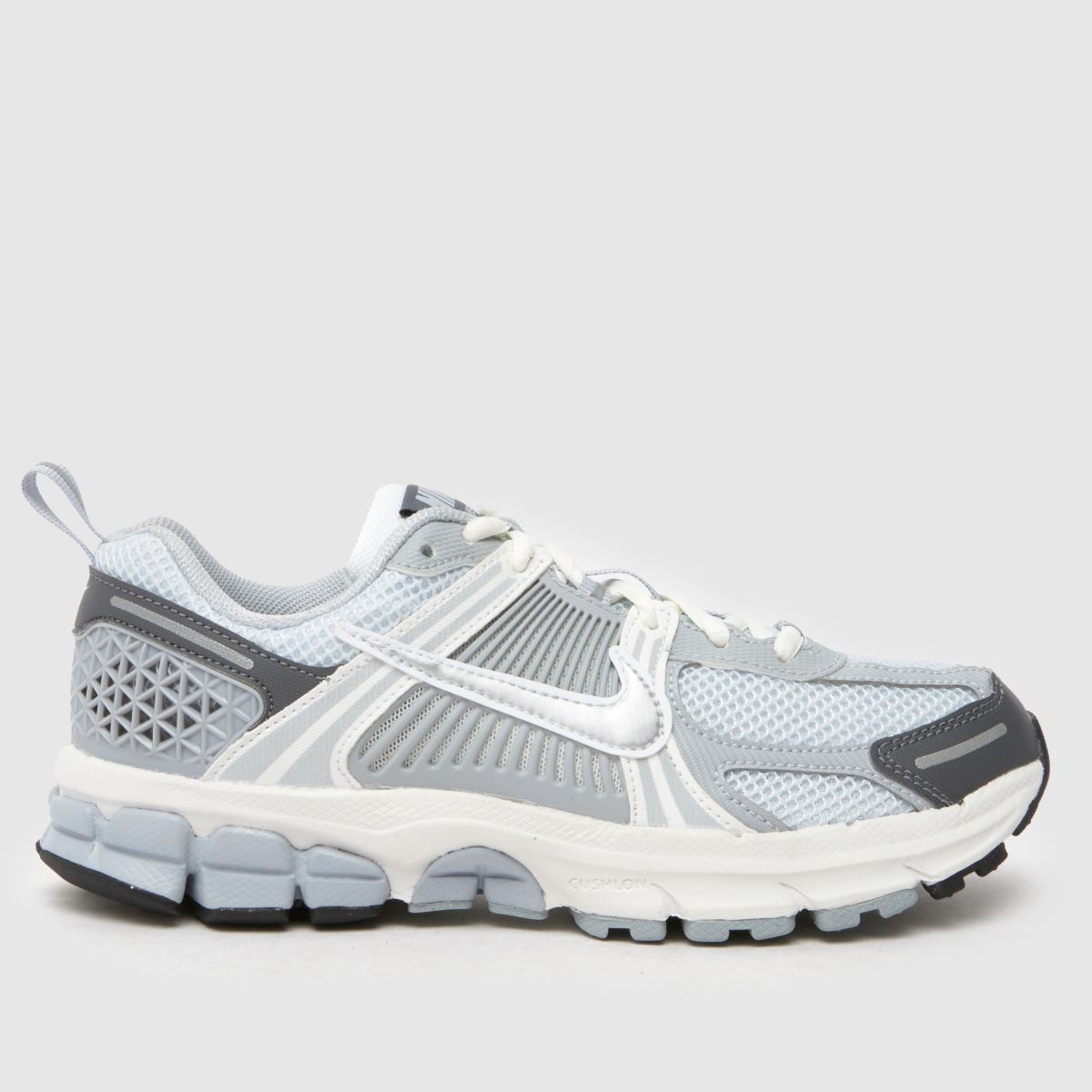Nike silverfärgade Vomero 5 ungdomsskor