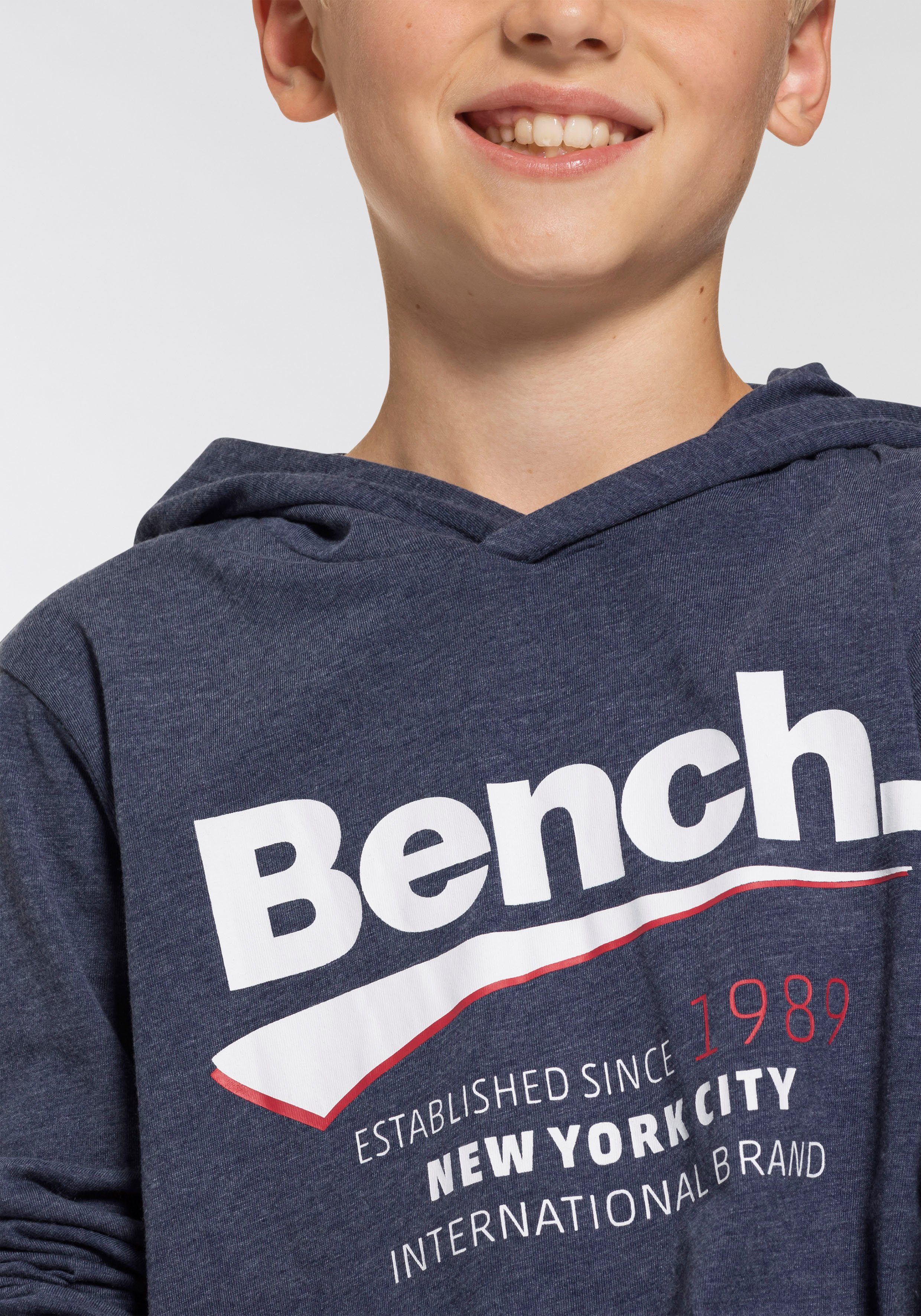 Bench. Kapuzenshirt in melierter Qualität