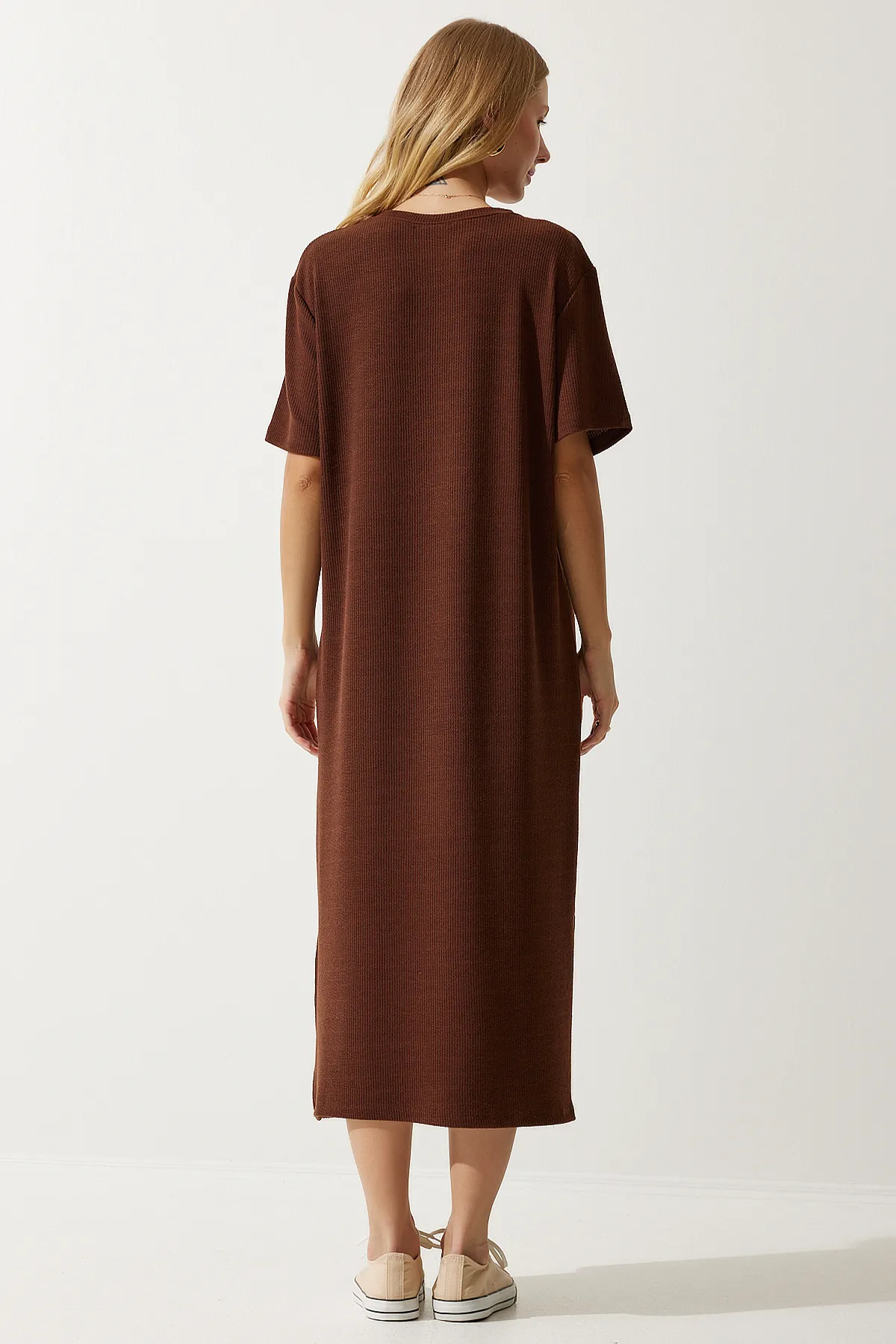 Happiness İstanbul  Braunes geripptes Strickkleid mit Rundhalsausschnitt für Damen DZ00111