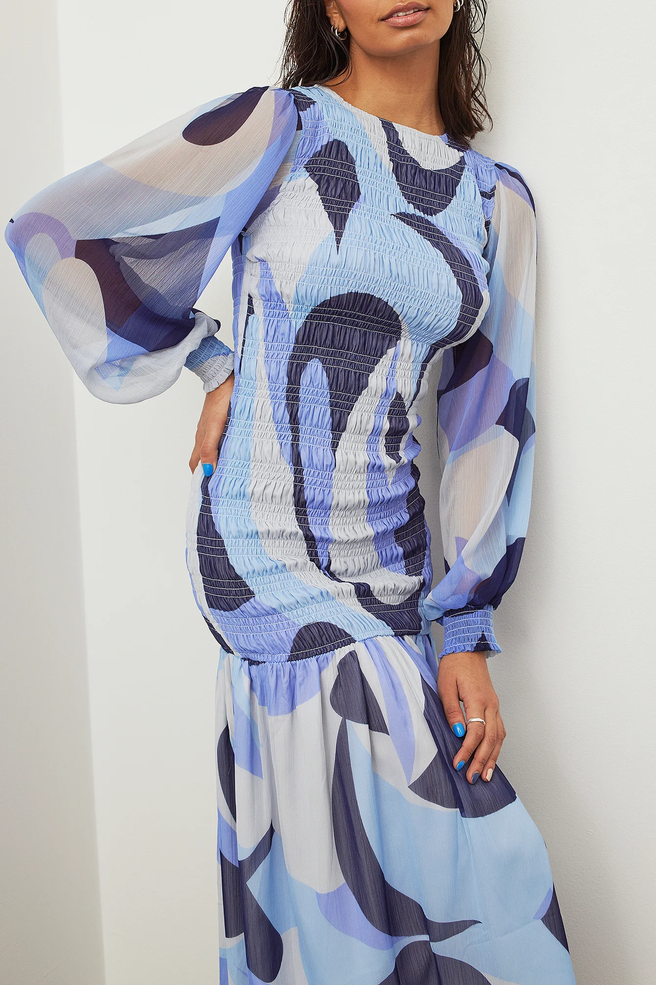 Recyceltes Smock-Maxikleid mit Puffärmeln