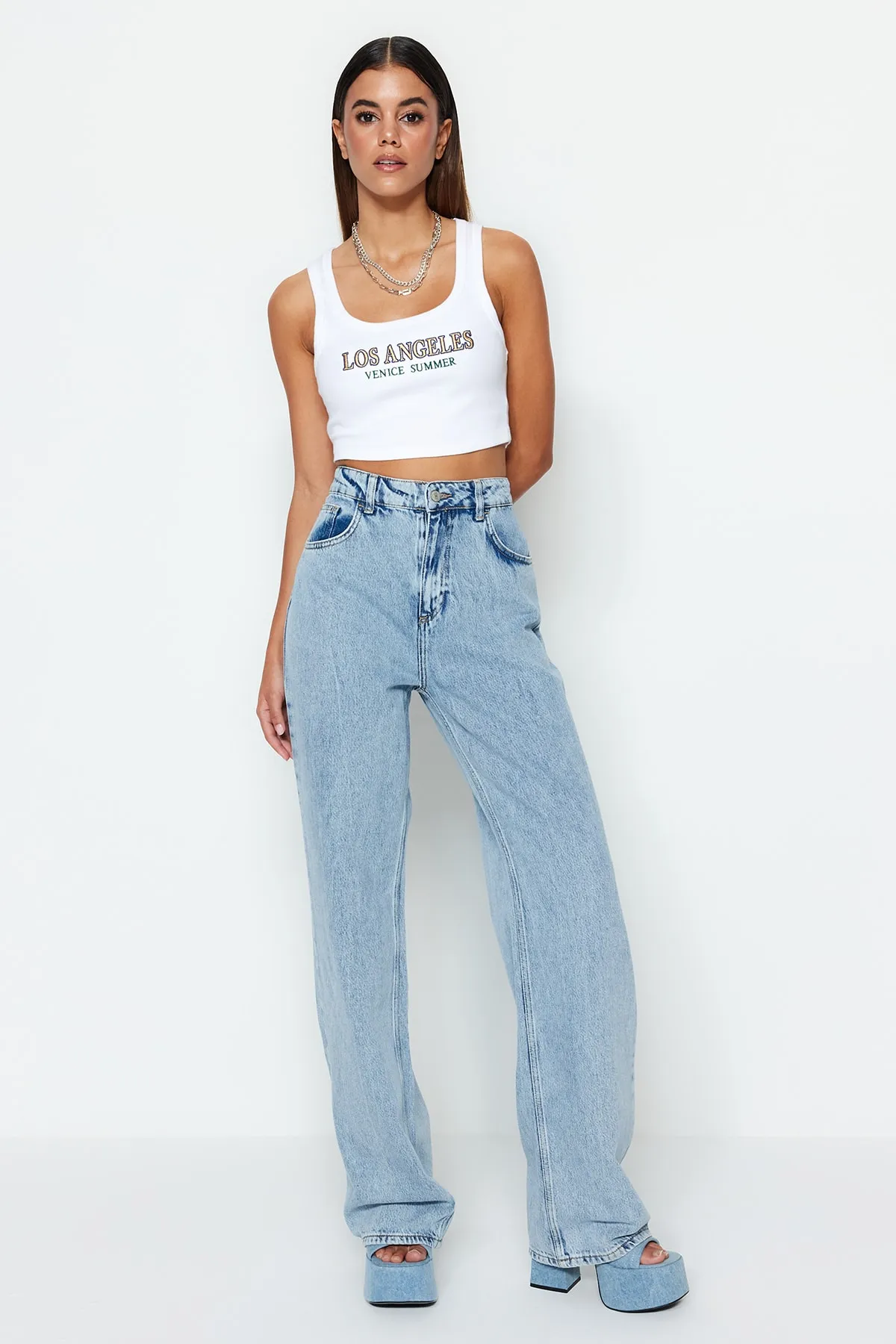 Trendyol Collection  Hellblaue Jeans aus Premium-Lyocell mit hoher Taille und weitem Bein TWOSS23JE00086