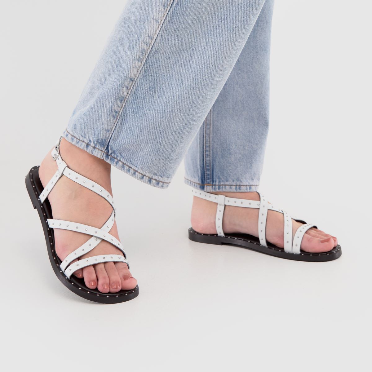 Bílé ploché sandály s cvočky Schuh Tadlow