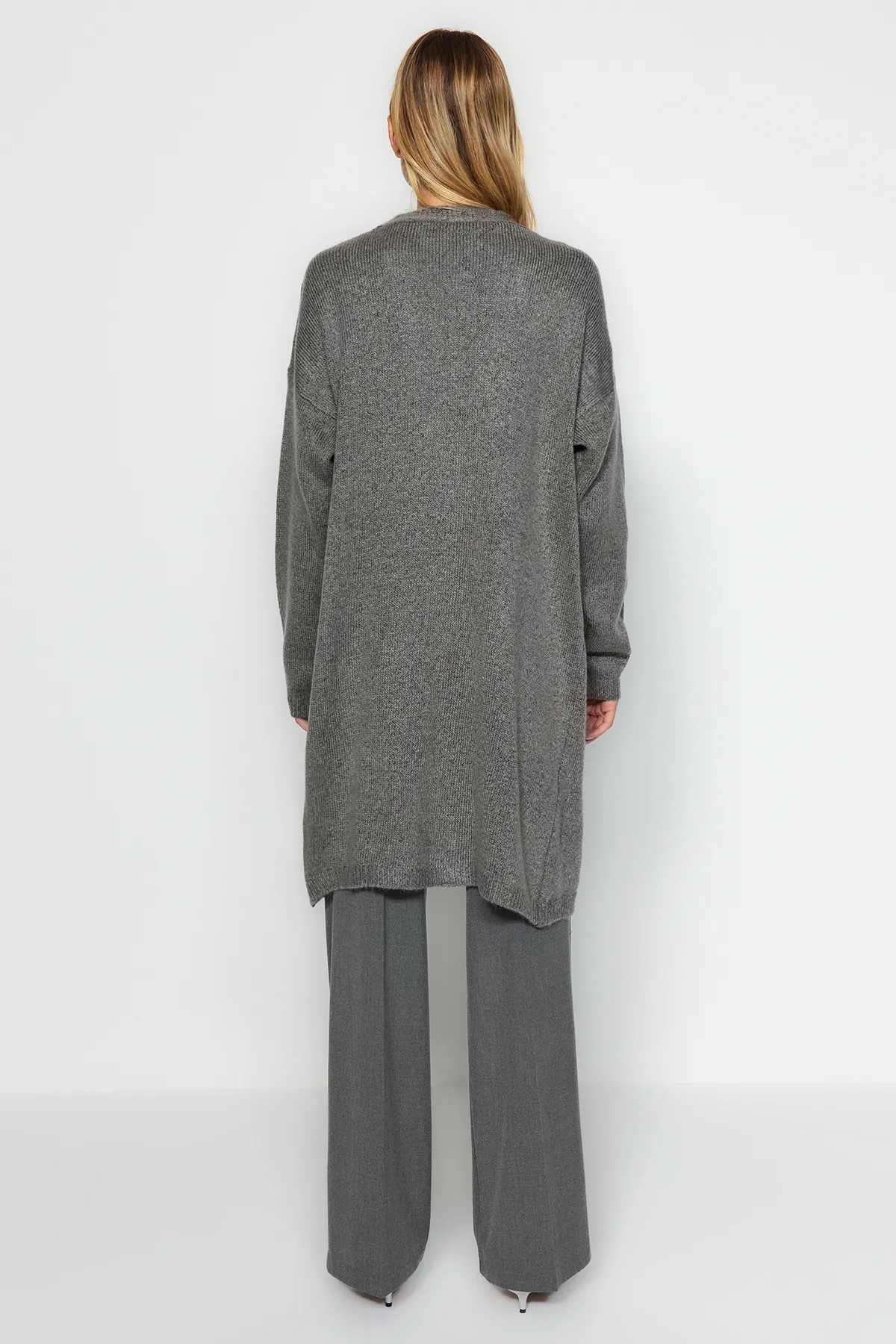 Trendyol Collection  Graue Strickjacke mit Taschendetail TWOAW24HI00381