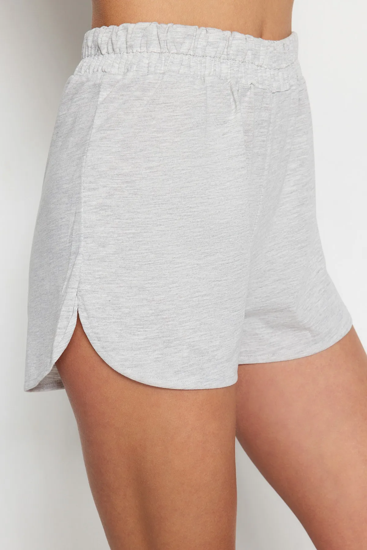 Trendyol Collection  Gestricktes Pyjama-Set mit T-Shirt und Shorts aus grauer Baumwolle mit Kordelzug THMSS23PT00010