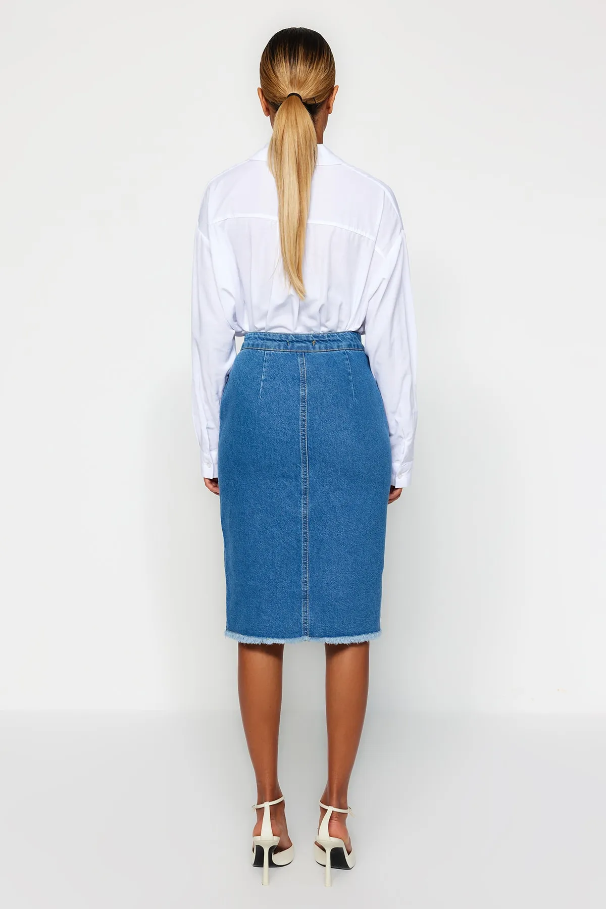 Trendyol Collection  Blauer Midi-Jeansrock mit Schlitz und Knopfdetail TWOSS20ET0494