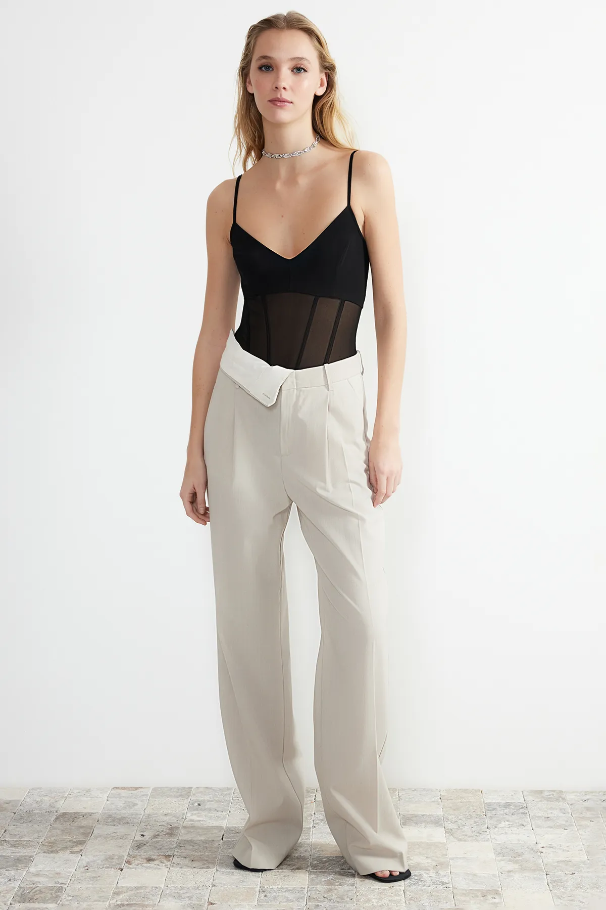 Trendyol Collection  Schwarzer, figurbetonter, gestrickter Tüll-Body mit Korsett und Details TPRSS24BD00006