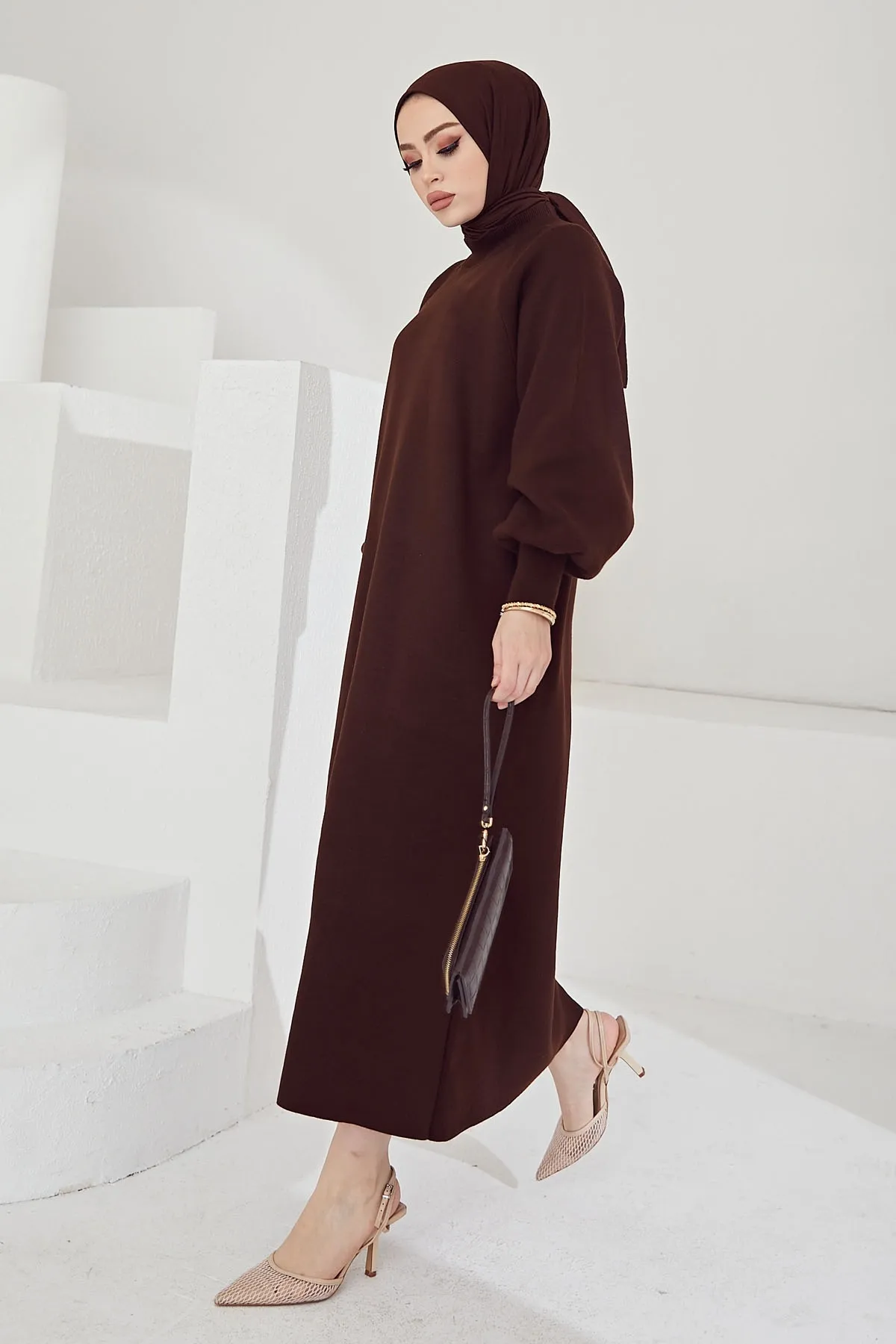 InStyle  Mina Hijab-Kleid aus Strick mit Ballonärmeln – Bitterbraun