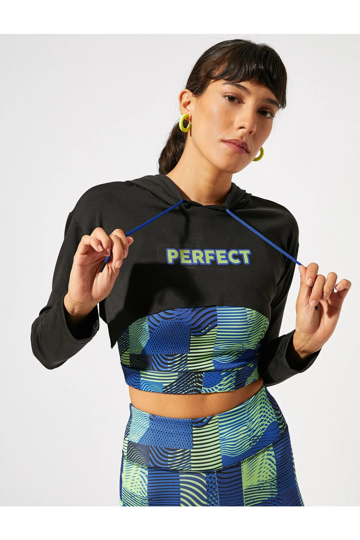 Koton  Perfekt bedrucktes Crop-T-Shirt mit Kapuze und langen Ärmeln