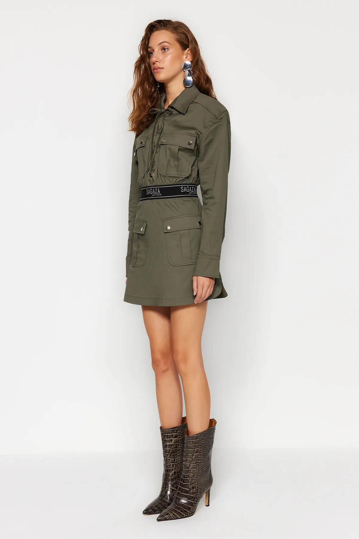 Trendyol Collection  X Sagaza Studio Khaki-Popeline-Kleid mit elastischer Taille TCLAW24EL00007