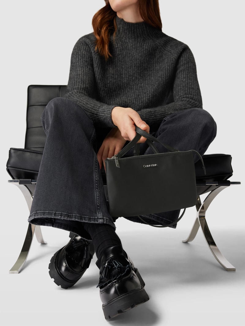 Umhängetasche mit Label-Applikation in schwarz