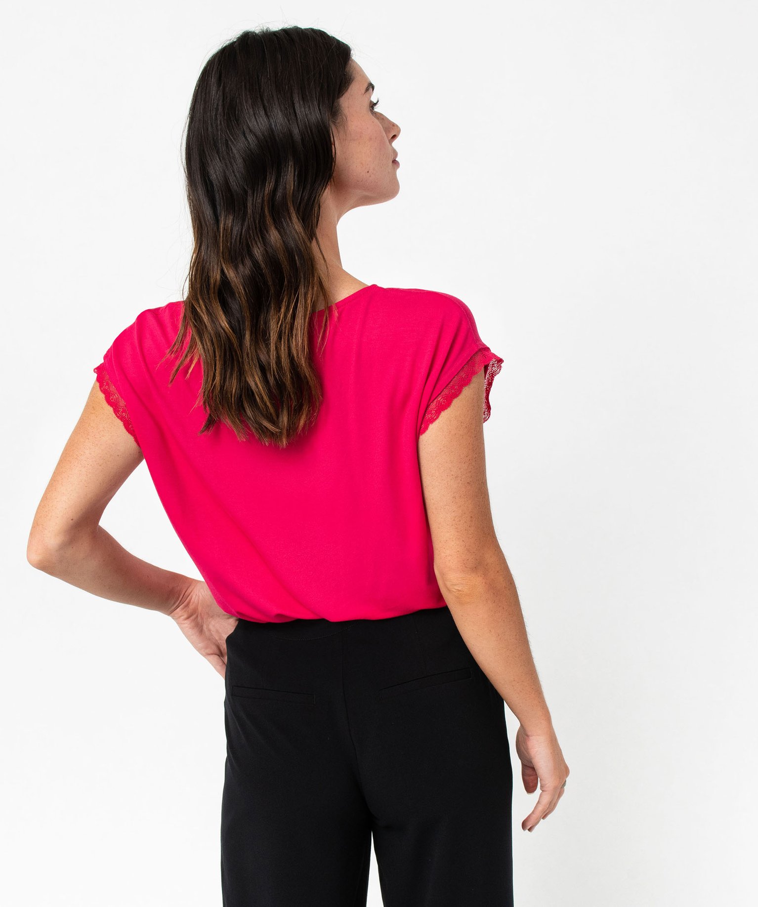 Tee-shirt femme à manches courtes avec col V en dentelle rose | GEMO