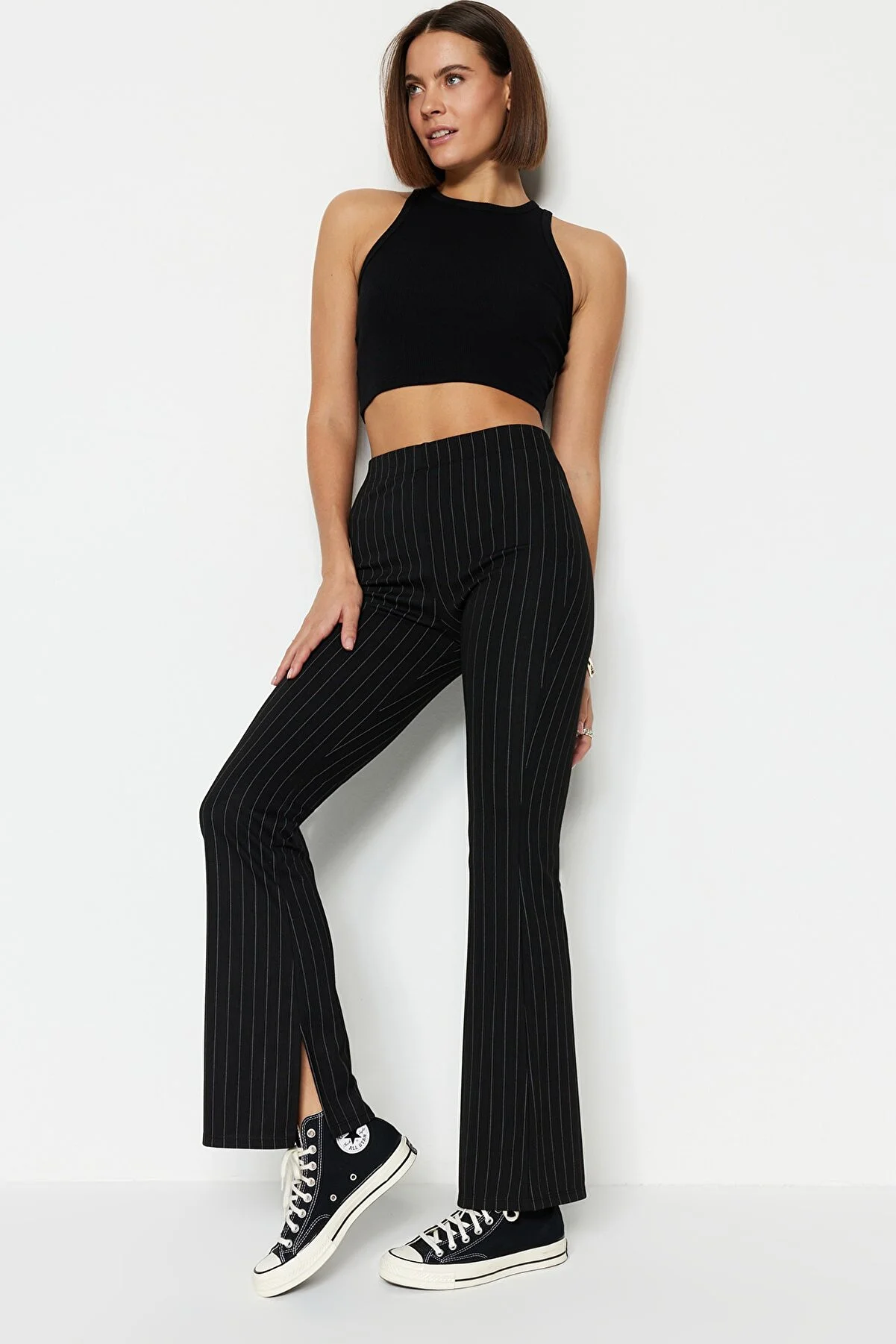 Trendyol Collection  Schwarze Smart Slit Flare/Spanish Leg High Waist Gestreifte Strick-Leggings-Hose TWOSS23PL00126