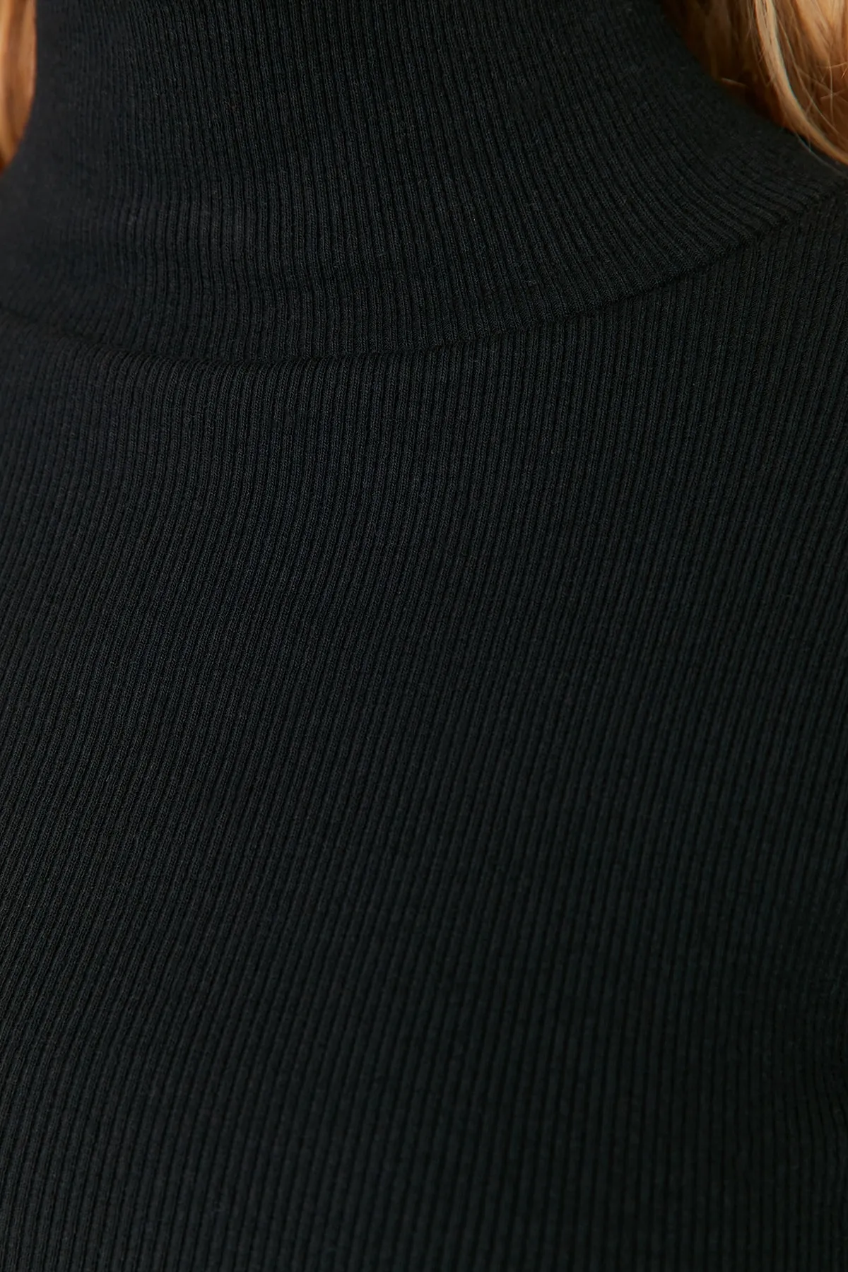 Trendyol Collection  Schwarzes, geschlitztes, hochgeschlossenes, geripptes, dehnbares Midi-Strickkleid TWOAW23EL01404