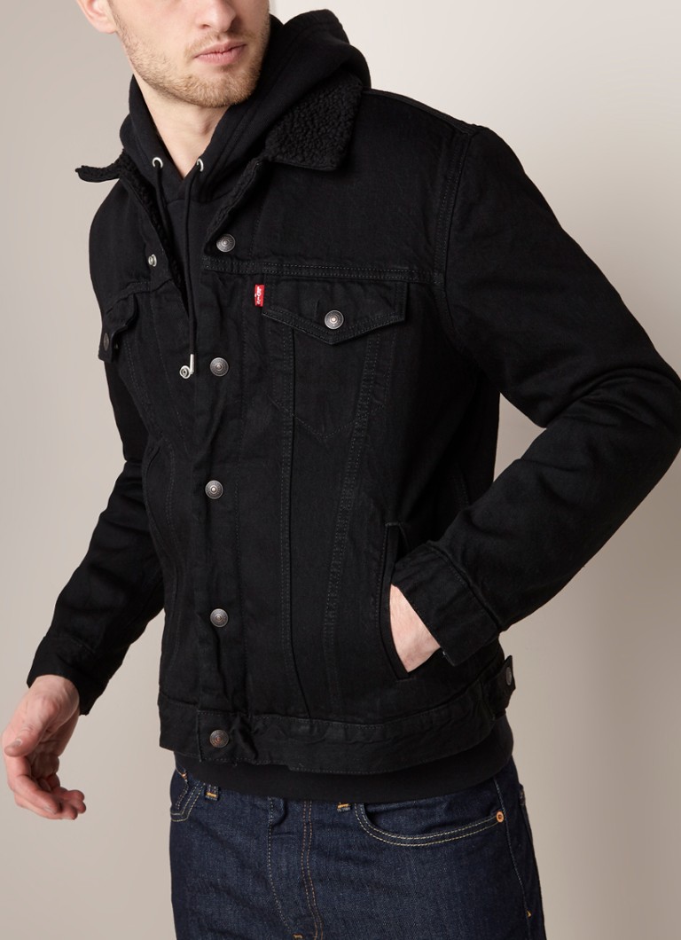 Jachetă din denim Levi's type 3 cu căptușeală din sherpa și fleece.