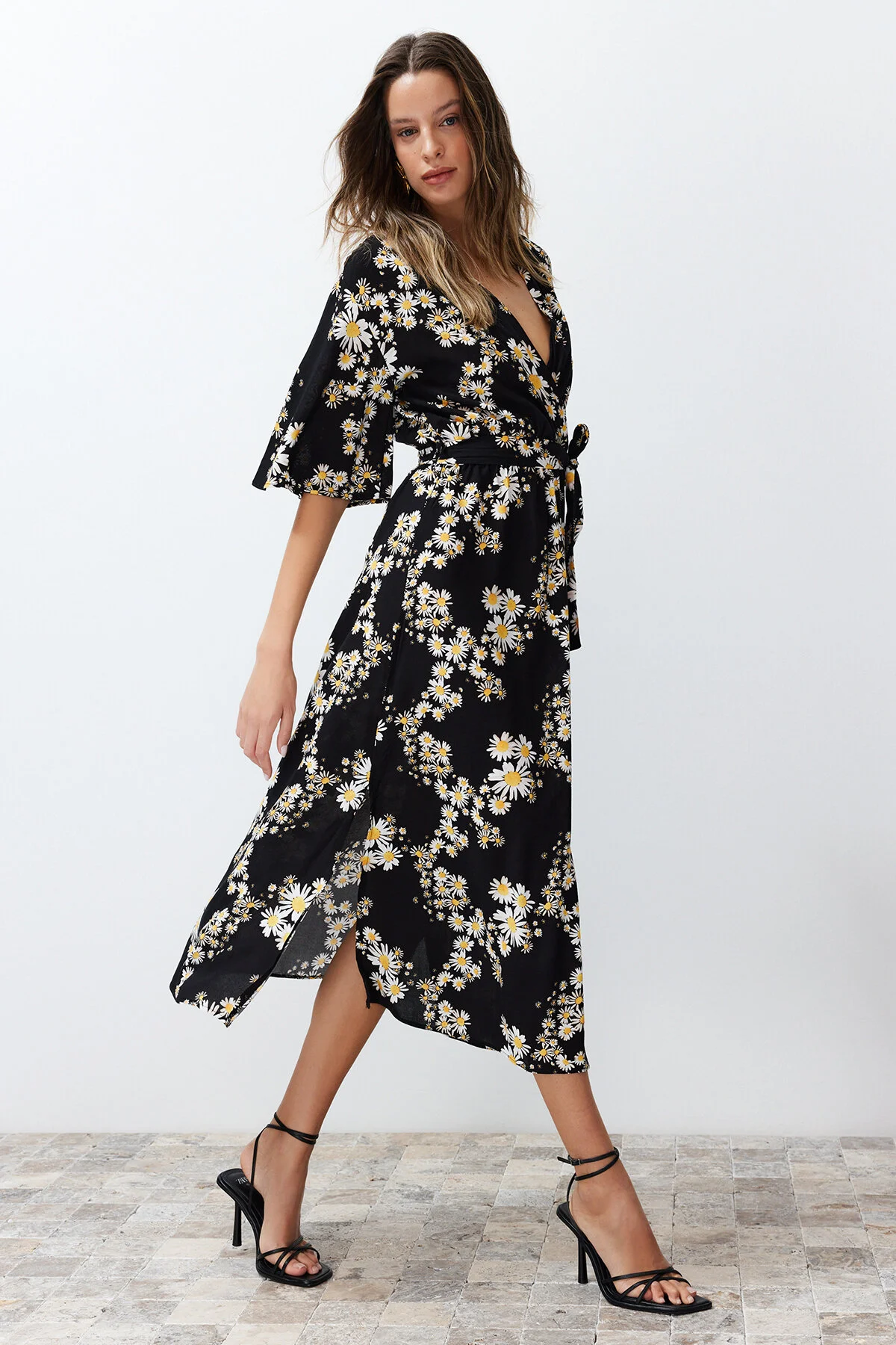 Trendyol Collection  Schwarzes A-Linien-Midikleid aus Webstoff mit Blumenmuster, Gürtel, Zweireiher-Kragen TWOSS24EL00915
