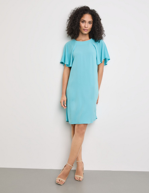 Fließendes Kleid mit Flügelärmeln